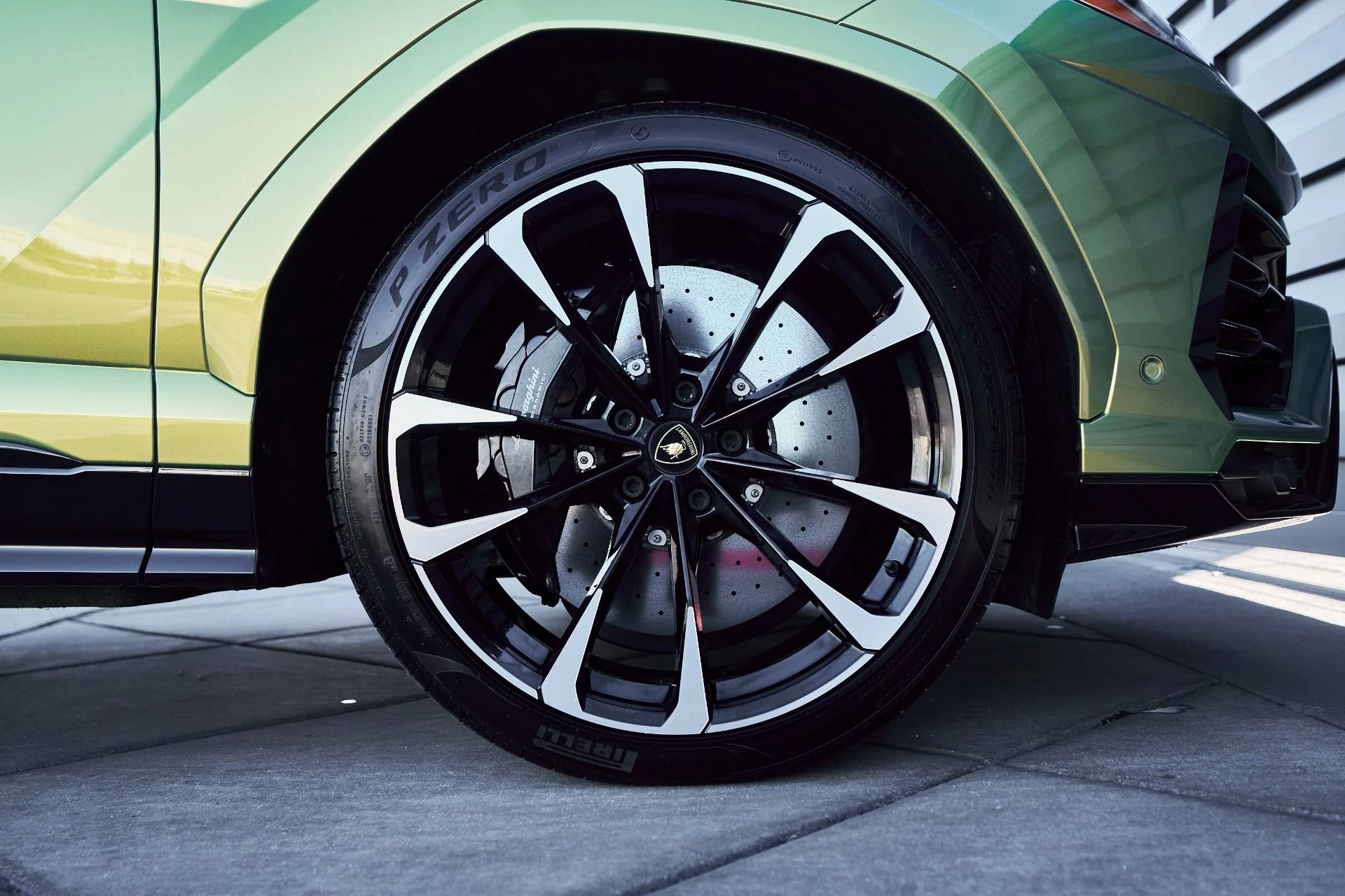 mph016_364795072_Used_2022_Lamborghini_Urus_1764710422_e395d906b9