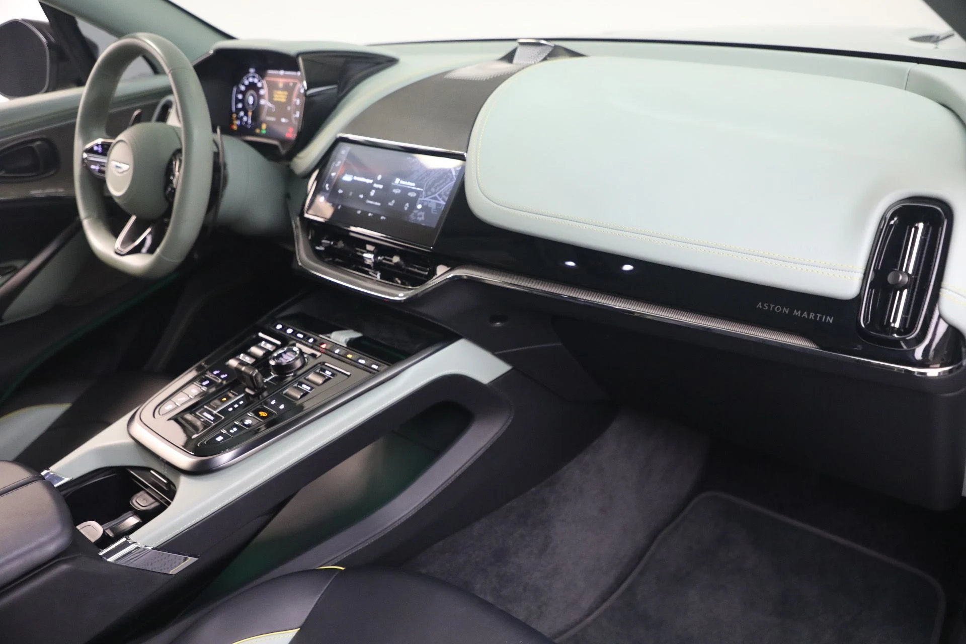 mph016_3654675200_Used_2025_Aston_Martin_DBX_707_1782571135_081a7a1def
