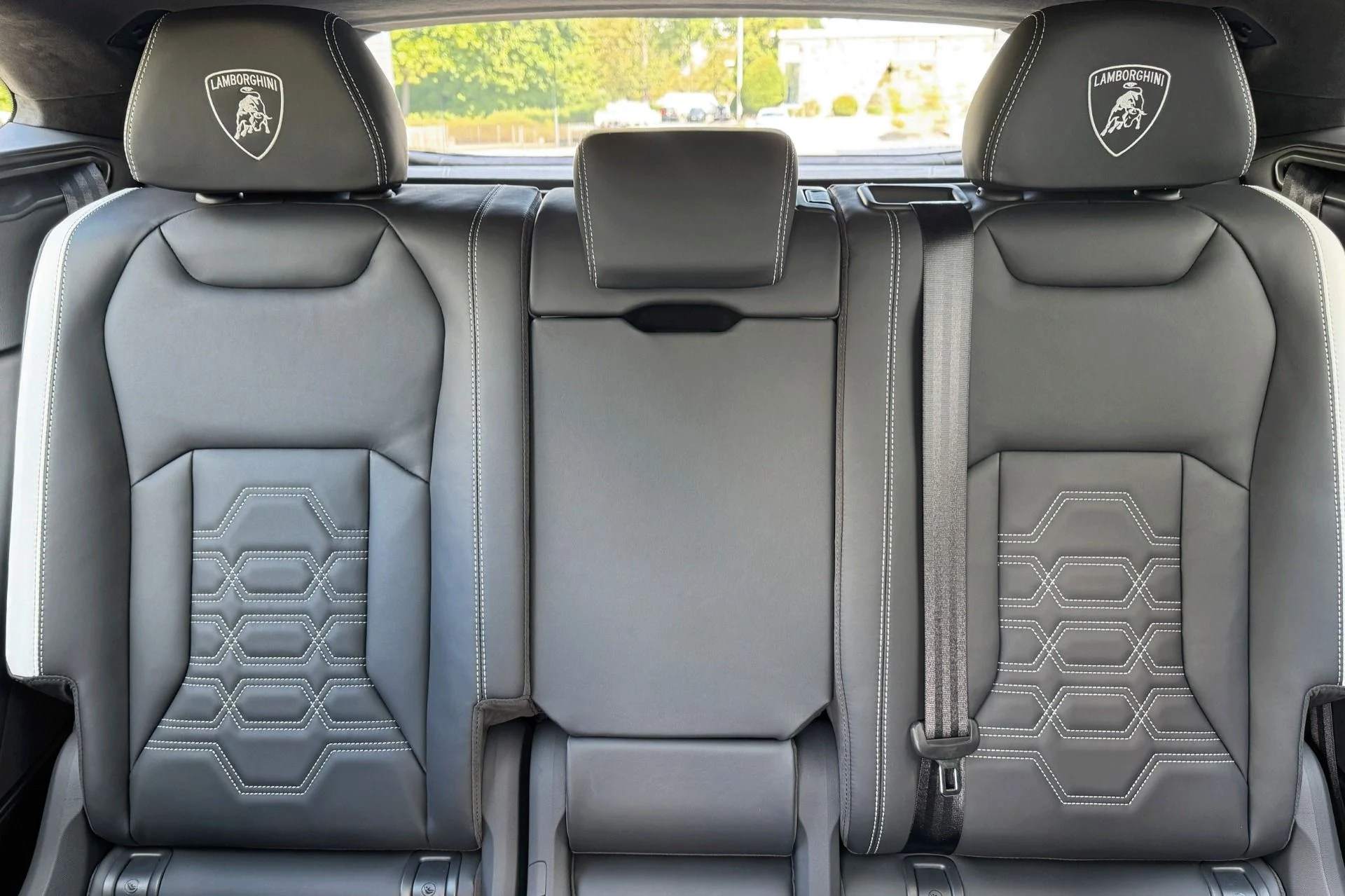 mph016_3684593916_Used_2025_Lamborghini_Urus_SE_1756989701_93a5b76866
