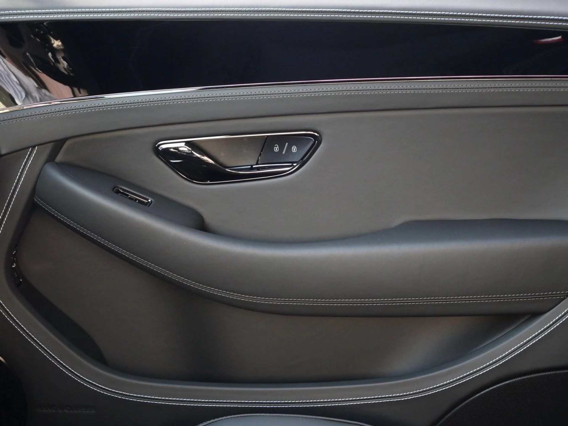 mph016_370136112_de18acde6670ed531f62460e08992f8ax_8de19d41b0