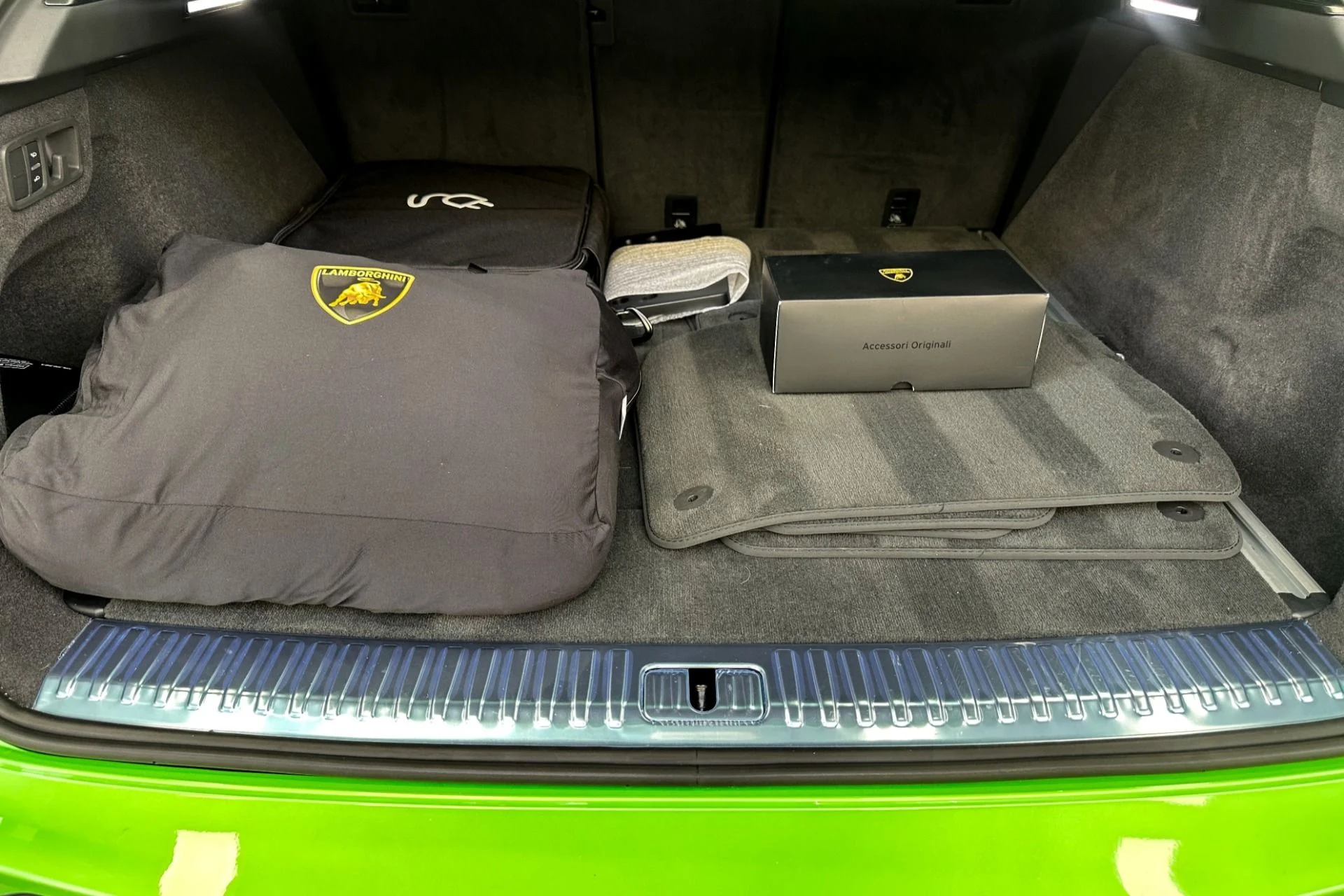 mph016_3718588757_Used_2025_Lamborghini_Urus_SE_Bicolor_Sportive_Interior_870_Miles_789_Horsepower_1772047761_93d3eed8d2