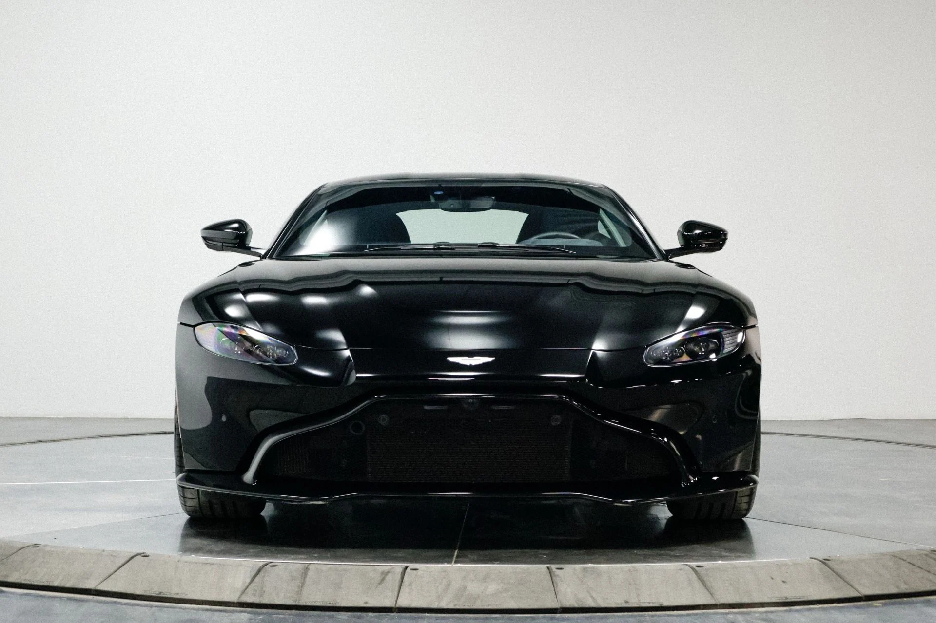 mph016_3732250026_Used_2019_Aston_Martin_Vantage_1760536452_b3fabb5ae3