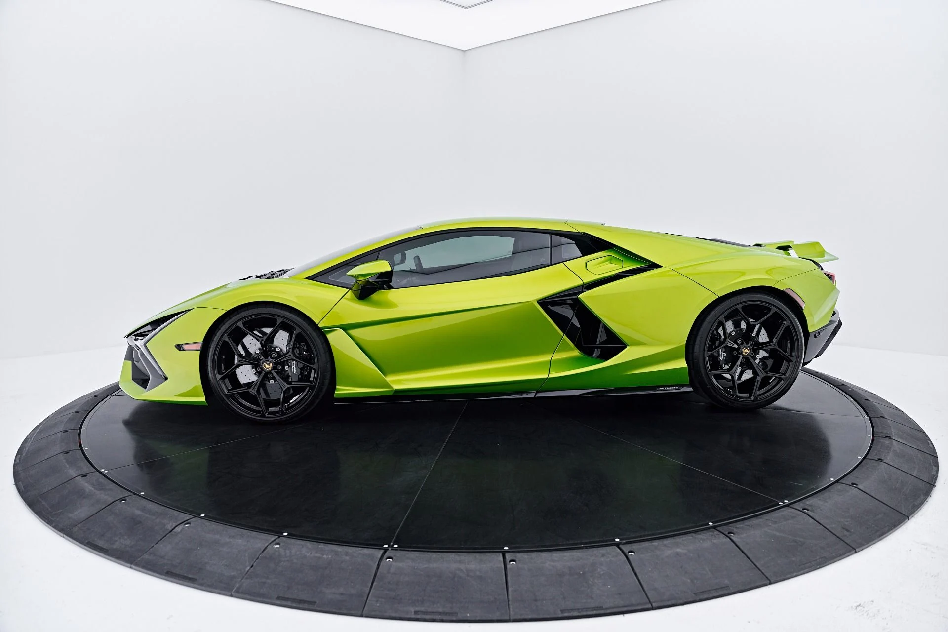 mph016_3739438171_Used_2025_Lamborghini_Revuelto_Base_1785288794_98ffa44a9e