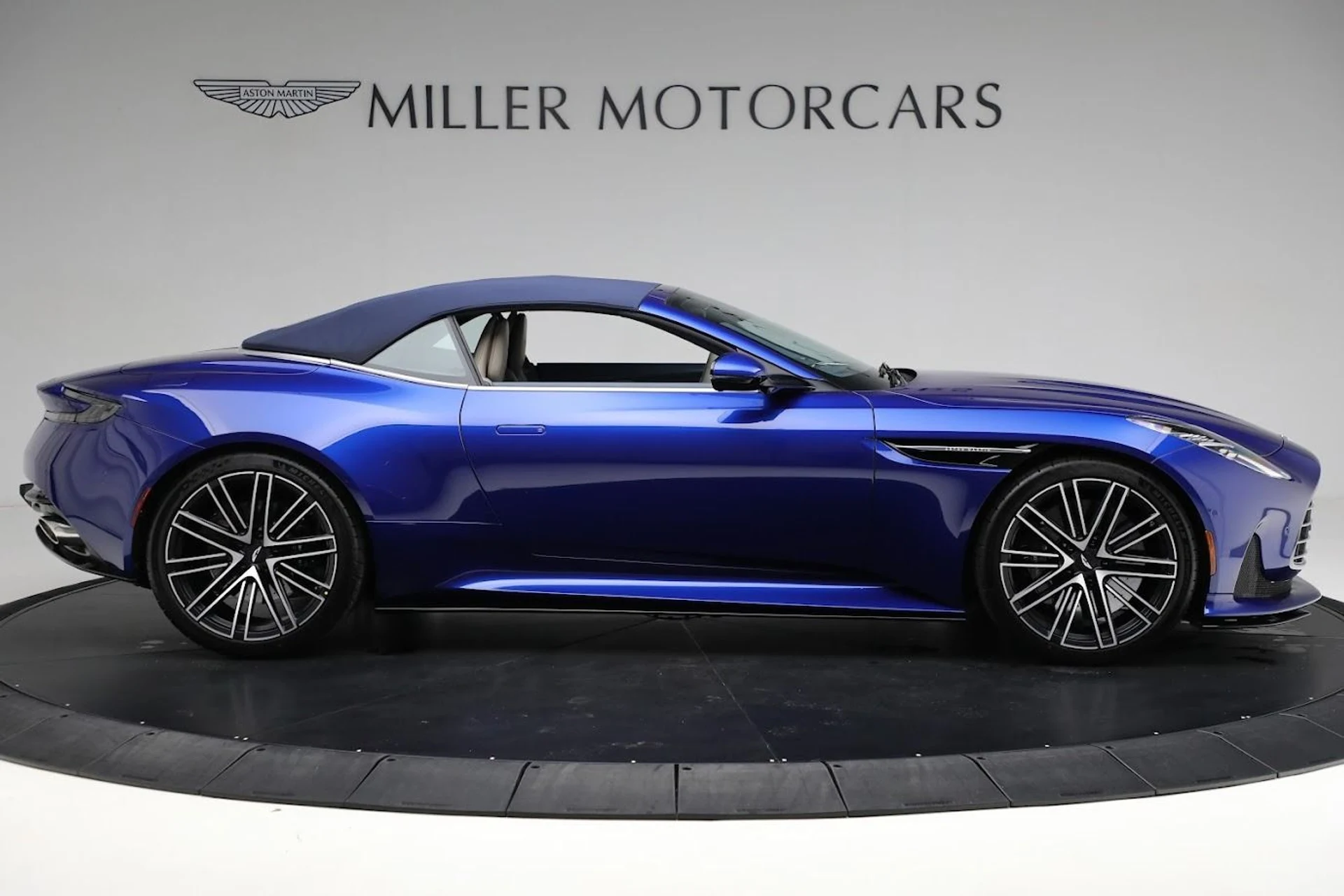 mph016_3771855422_Used_2024_Aston_Martin_DB_12_Volante_82b1f6f859