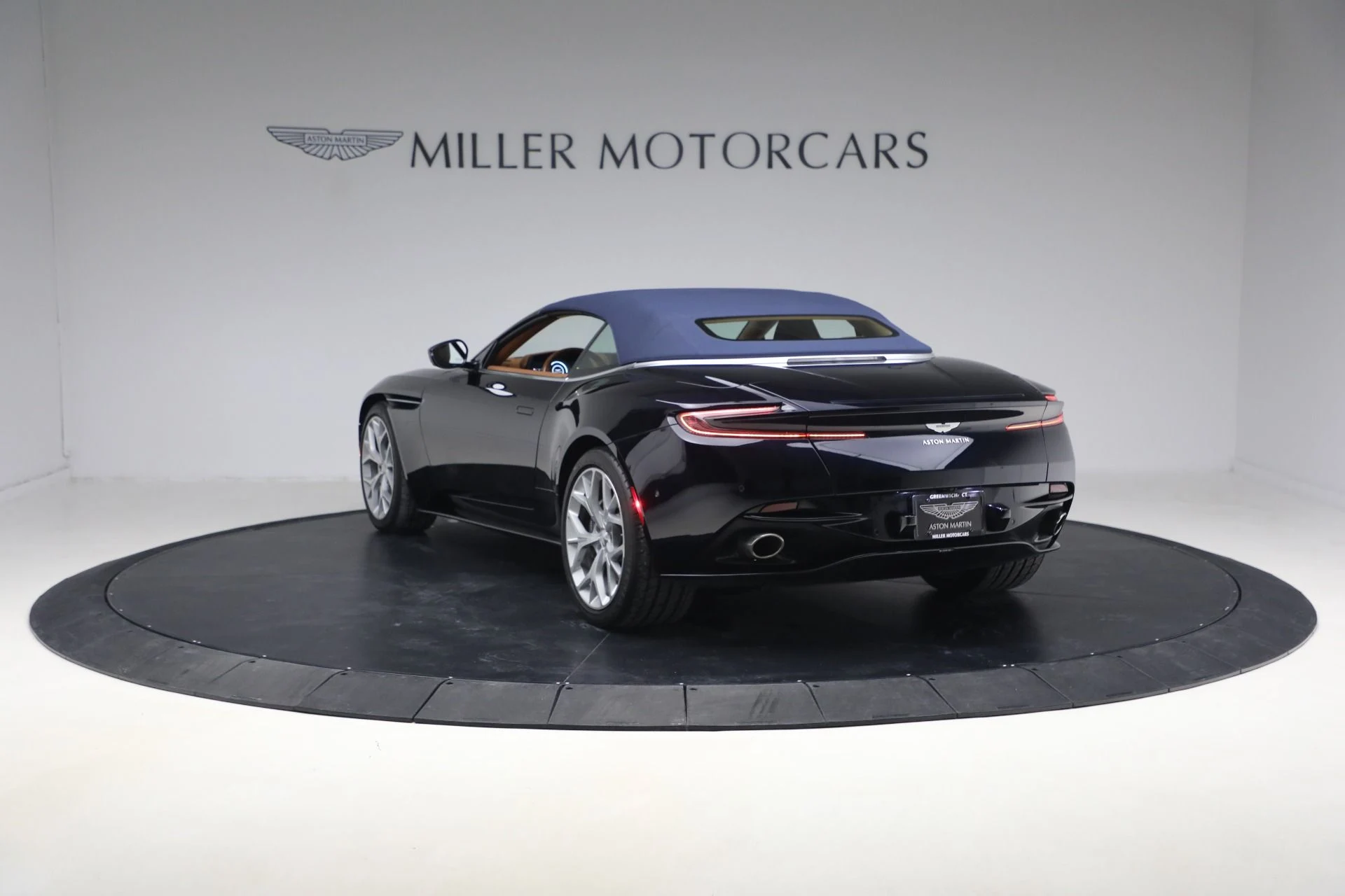 mph016_3778881187_Used_2019_Aston_Martin_DB_11_Volante_1770764888_6c833cdd3d