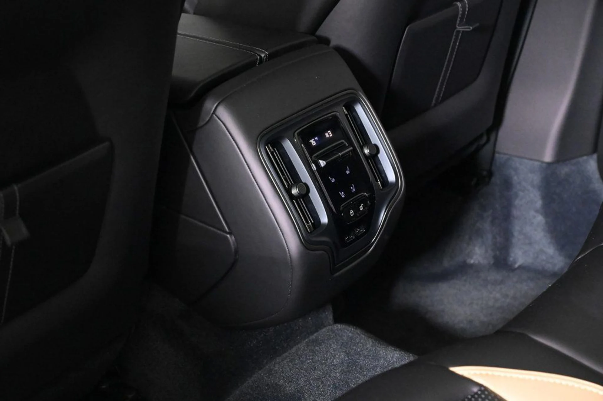 mph016_3785628216_new_2026_aston_martin_dbx_707awd_11350_22969436_17_1024_0e6301c9b2