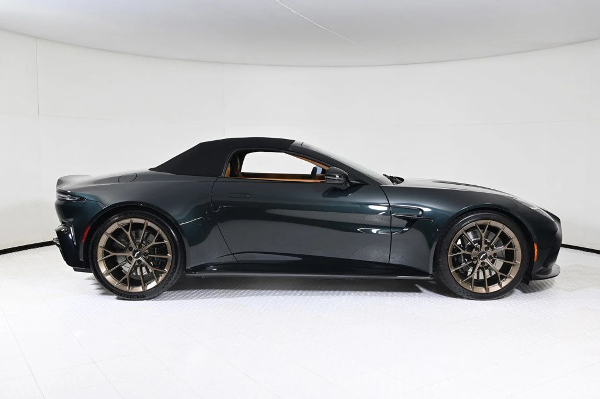 mph016_3792370246_used_2026_aston_martin_vantage_base_11350_22991010_16_1024_e2e27ebb72