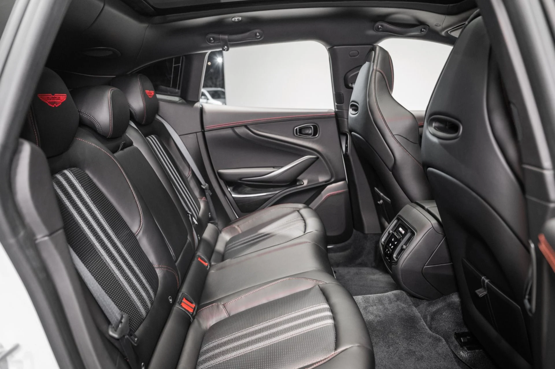 mph016_3793546475_New_2026_Aston_Martin_DBX_707_1765217762_6026665f52