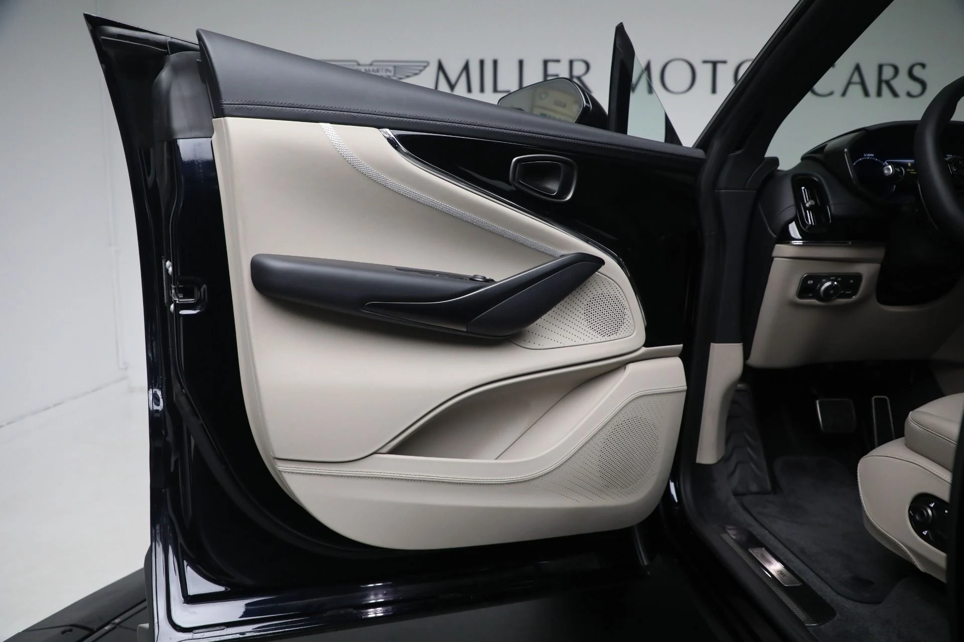 mph016_3811605870_New_2025_Aston_Martin_DBX_707_3a921b418e