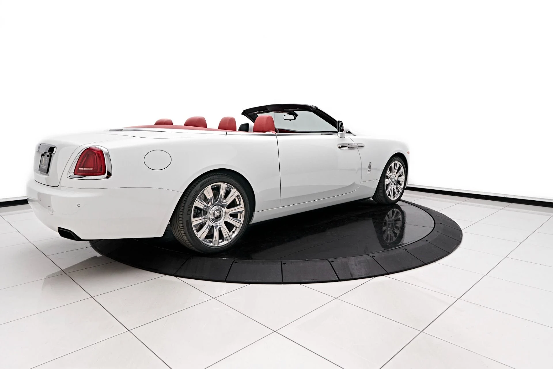 mph016_3815066075_Used_2018_Rolls_Royce_Dawn_Base_1722633895_ef93106259