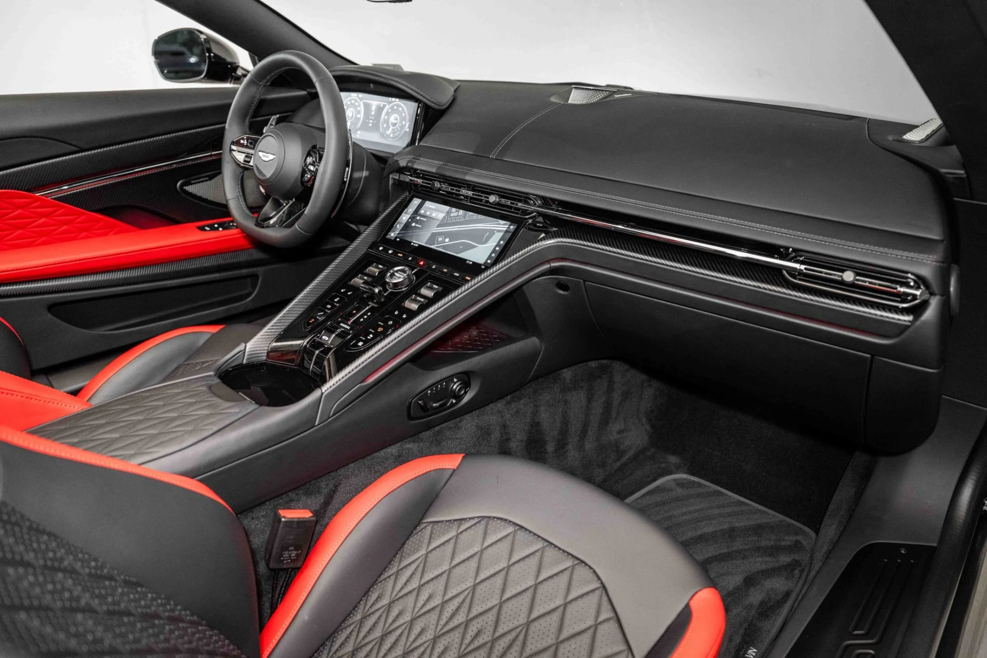 mph016_3831954162_Used_2025_Aston_Martin_DB_12_VOLANTE_Volante_1726938733_a74f5c6aed