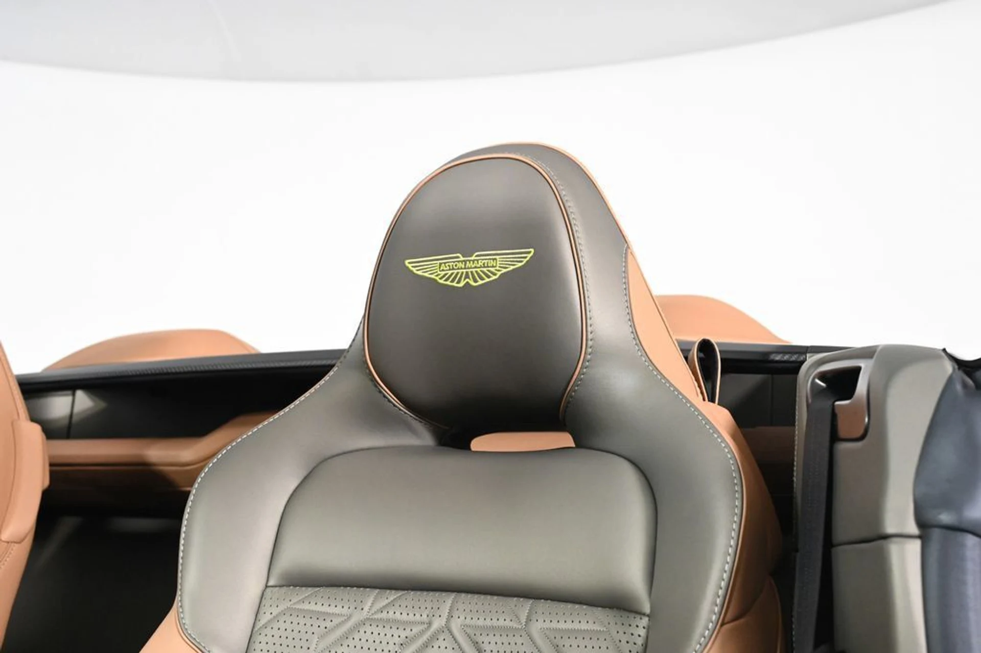 mph016_3863267186_new_2026_aston_martin_vanquish_volante_11350_22992982_17_1024_d35eb334d8