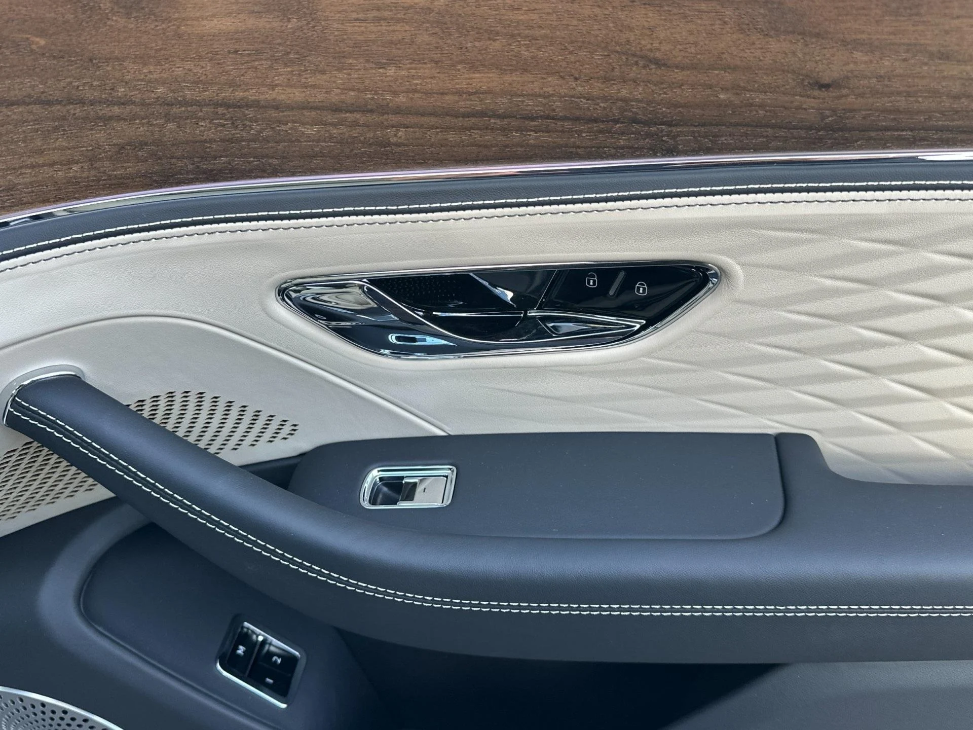 mph016_3864823536_New_2026_Bentley_Flying_Spur_1760604621_b04845fef7