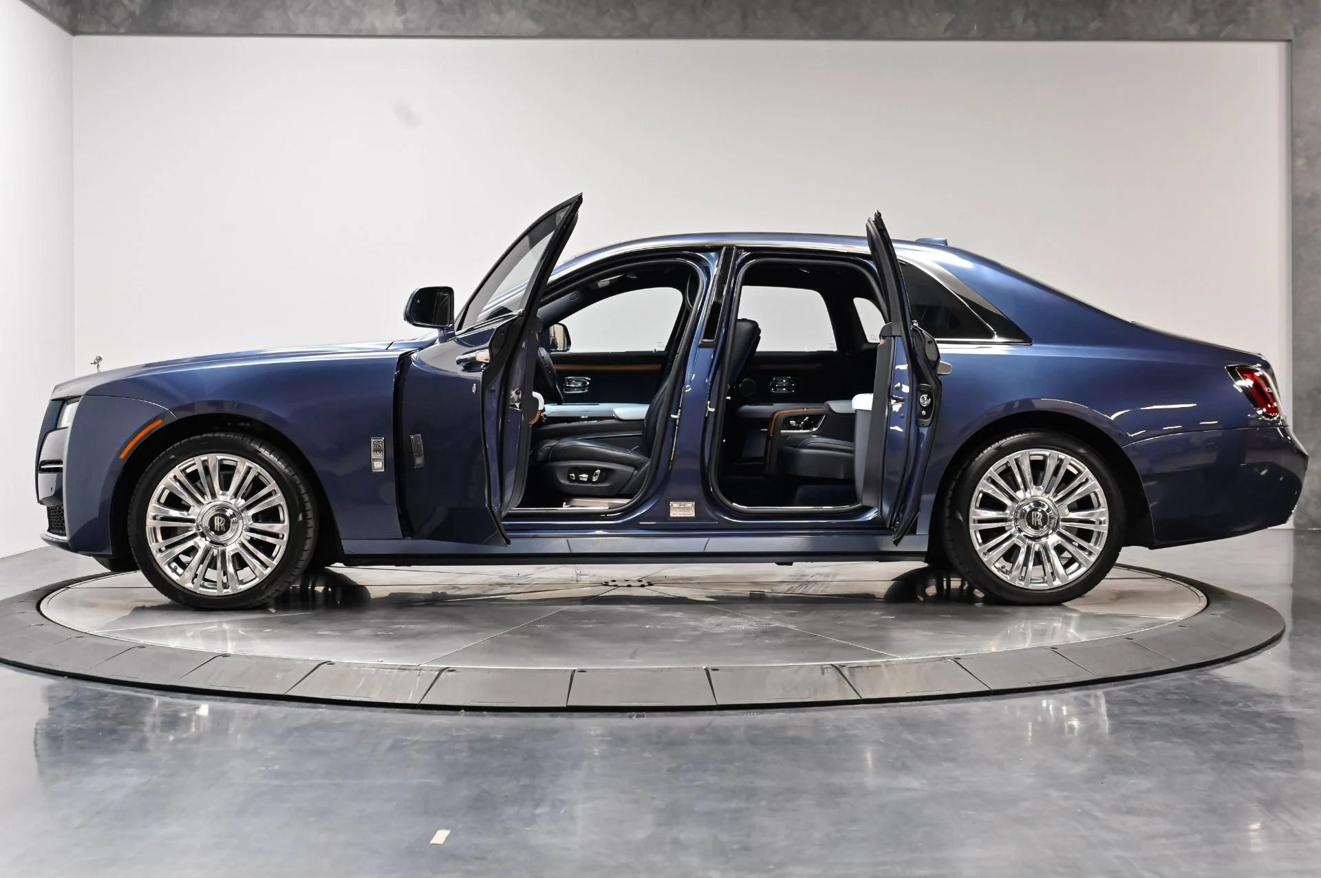 mph016_3869951218_Used_2021_Rolls_Royce_Ghost_Base_1788893132_fe785fb19d