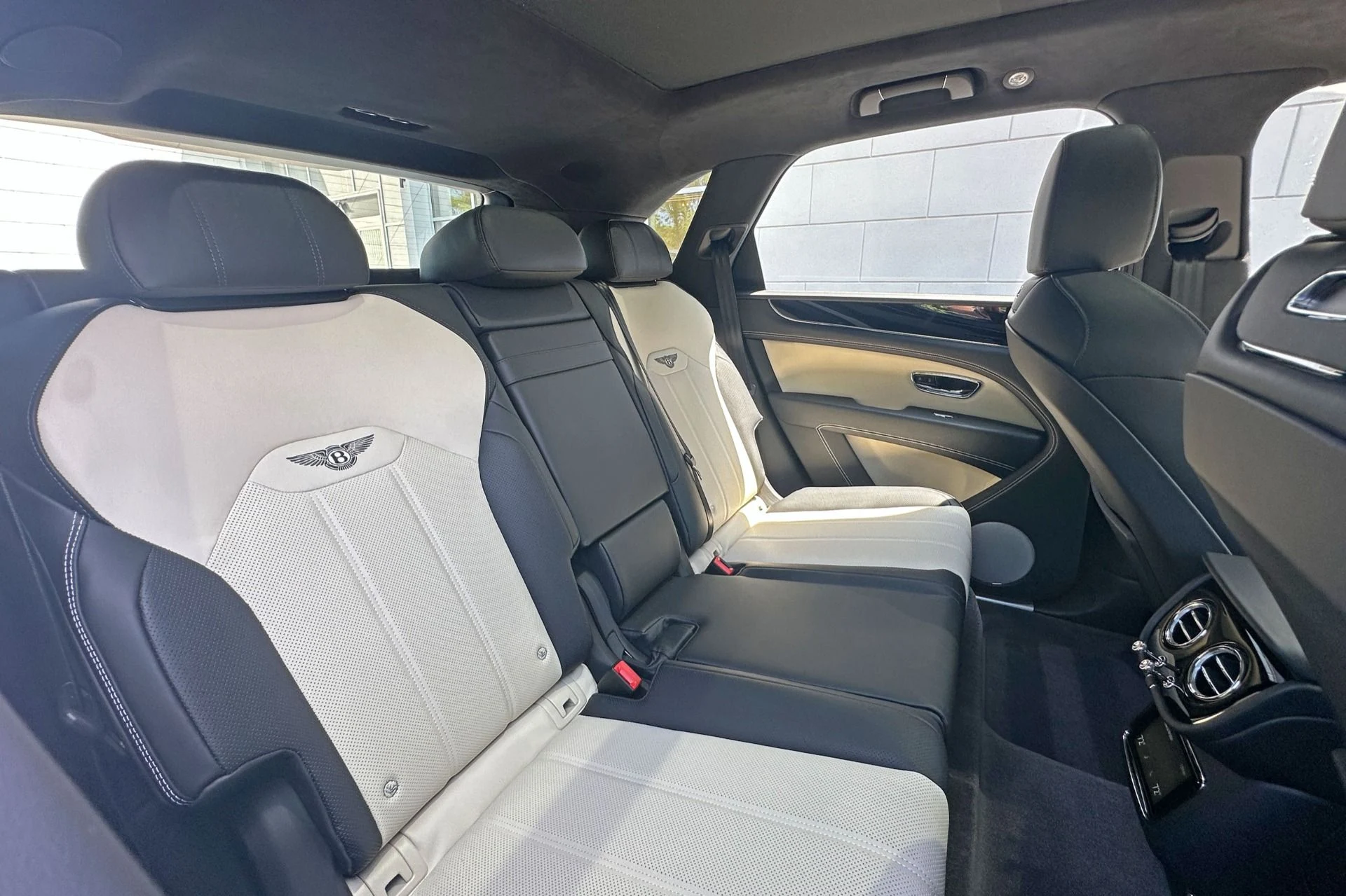 mph016_3873382258_New_2026_Bentley_Bentayga_V8_1781256898_609713f85c