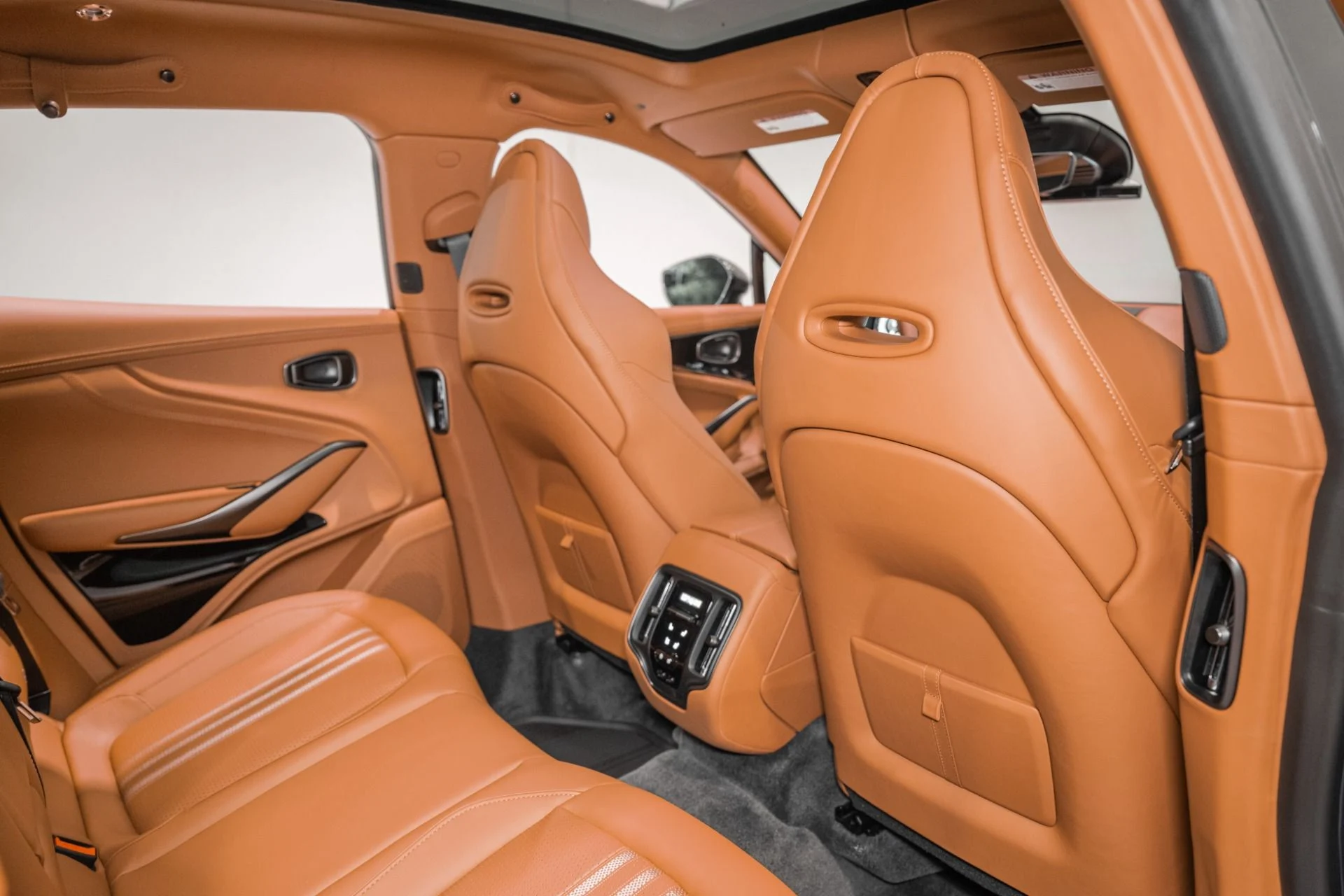 mph016_3885900824_New_2026_Aston_Martin_DBX_707_1780939775_fe74d2c0b6