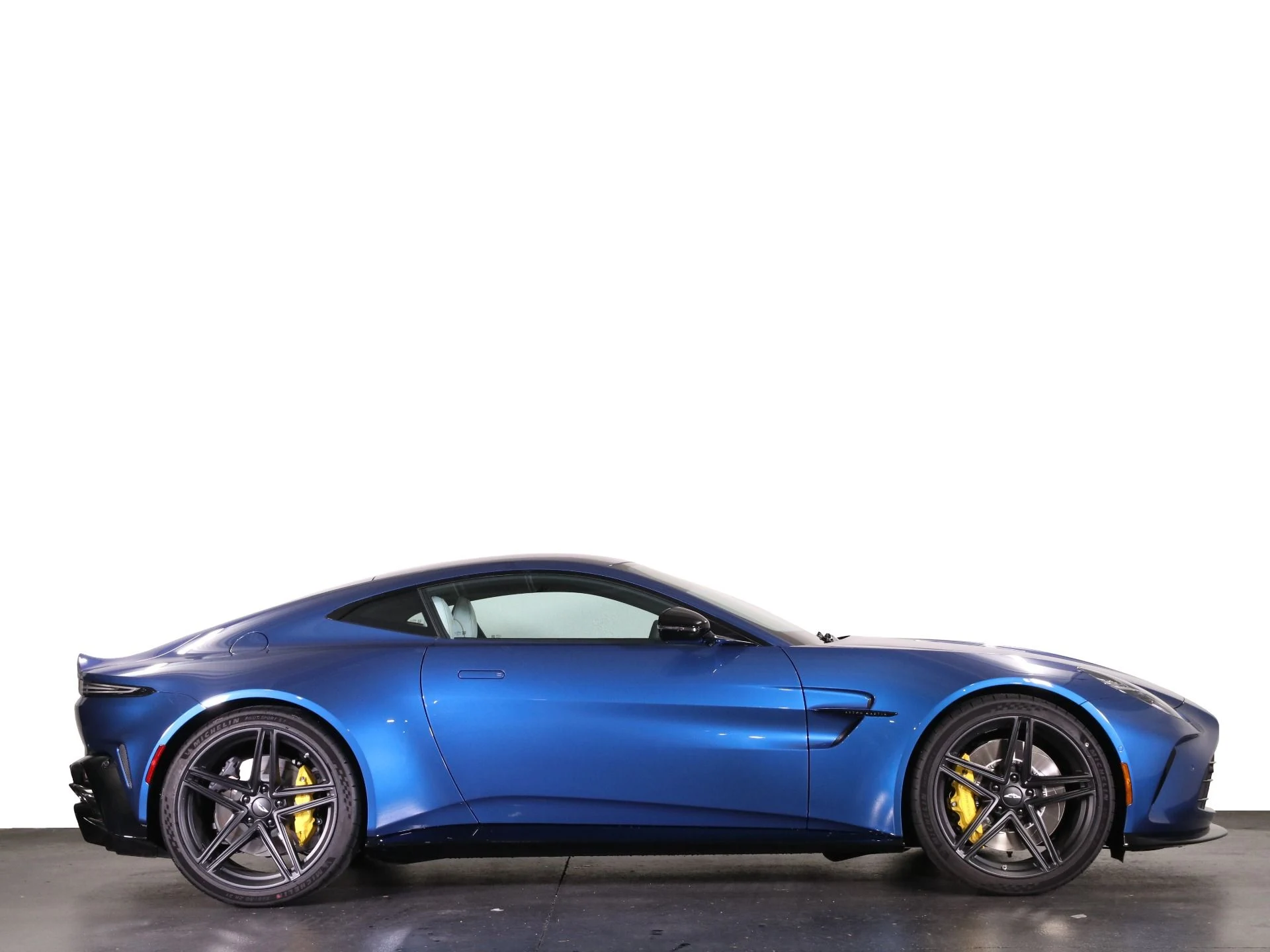 mph016_3902108691_Used_2025_Aston_Martin_Vantage_1742253267_7450d92db0