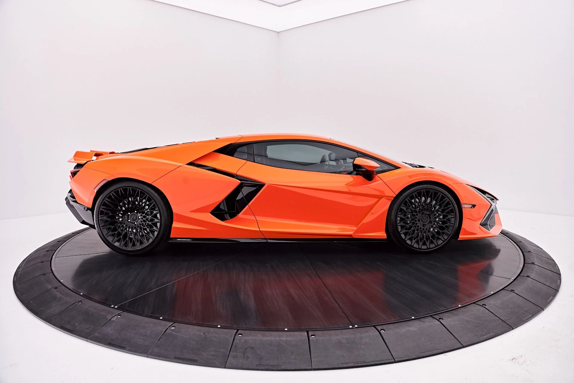 mph016_3920573594_Used_2024_Lamborghini_Revuelto_Base_1787792722_4c9bb9a986
