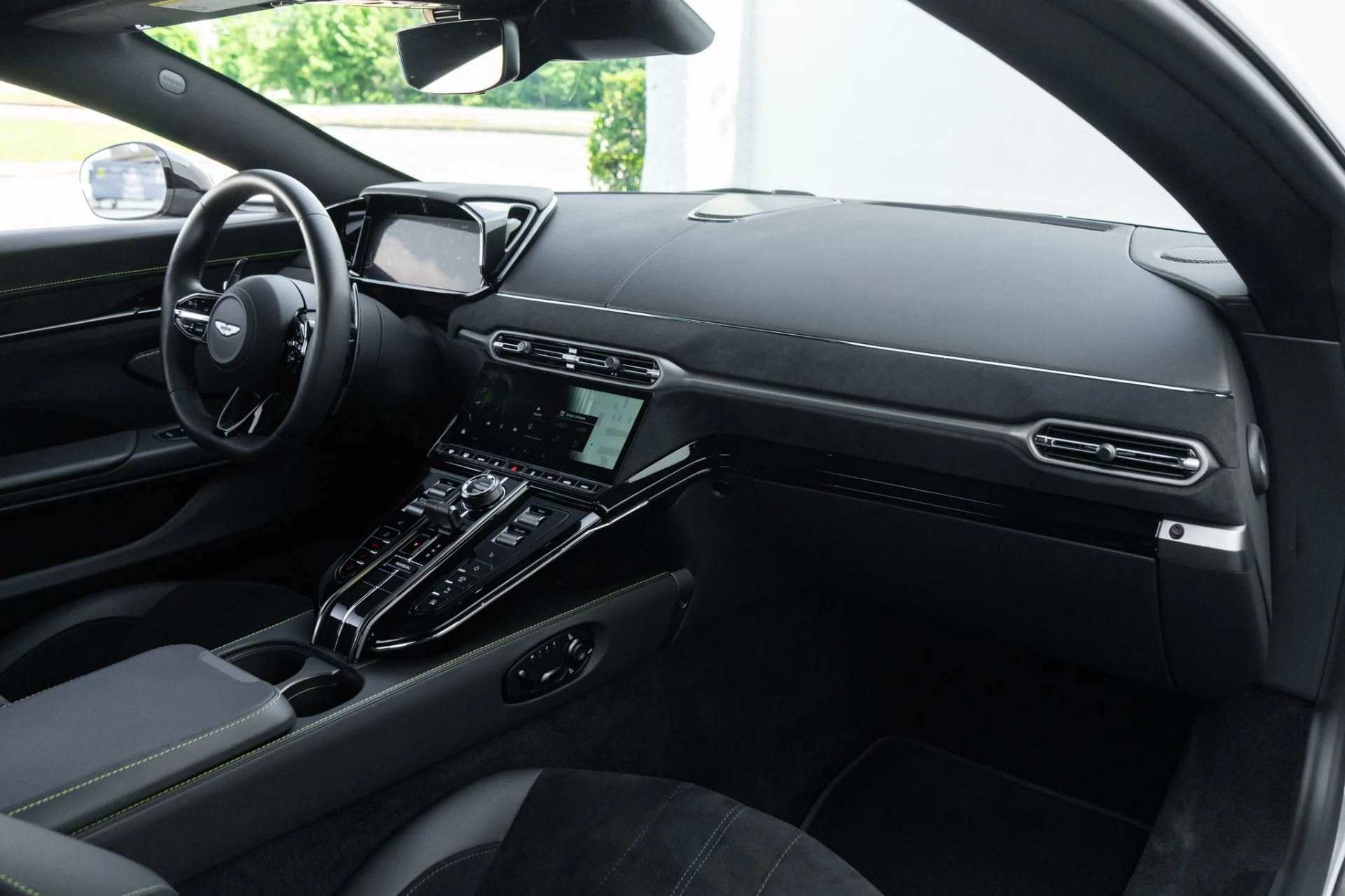 mph016_3921898051_Used_2025_Aston_Martin_Vantage_1778624403_911c2522f6