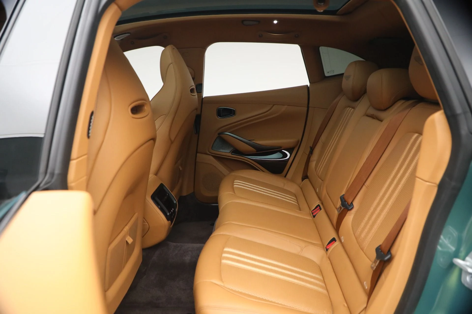 mph016_4000431228_Used_2025_Aston_Martin_DBX_707_1777039966_8ce3645d5d