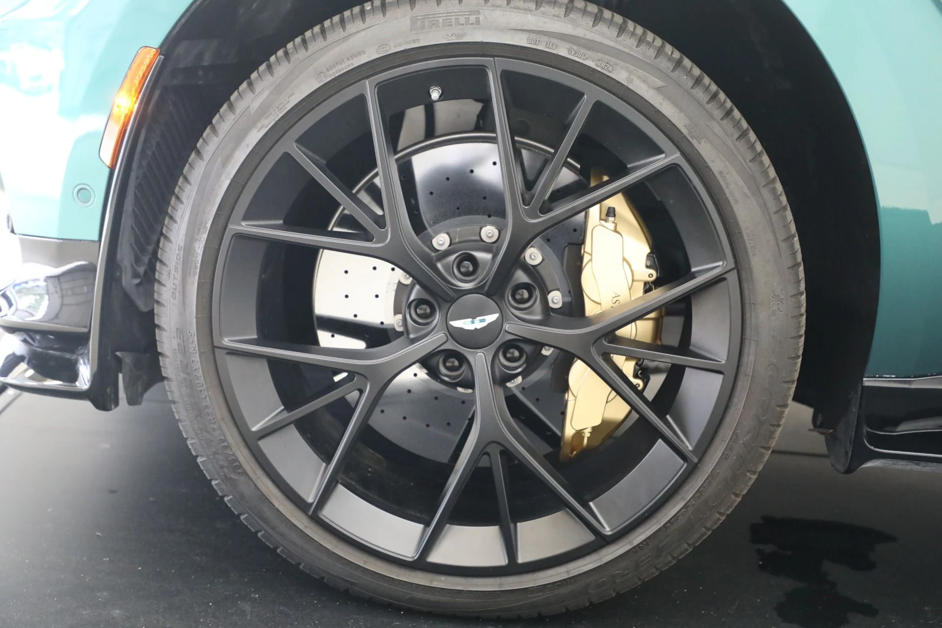 mph016_4042022147_Used_2025_Aston_Martin_DBX_707_1777035536_0b230a9455