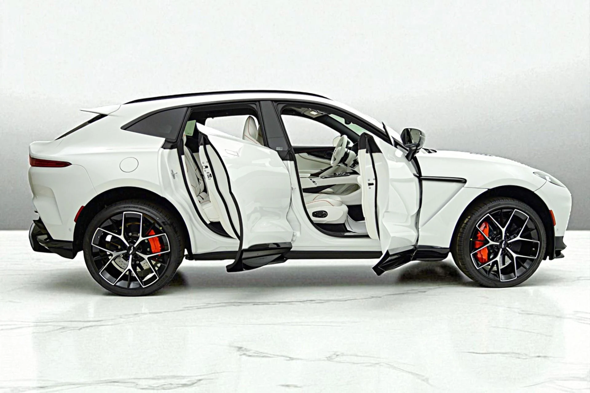 mph016_4048075357_New_2025_Aston_Martin_DBX_707_a400064f0d