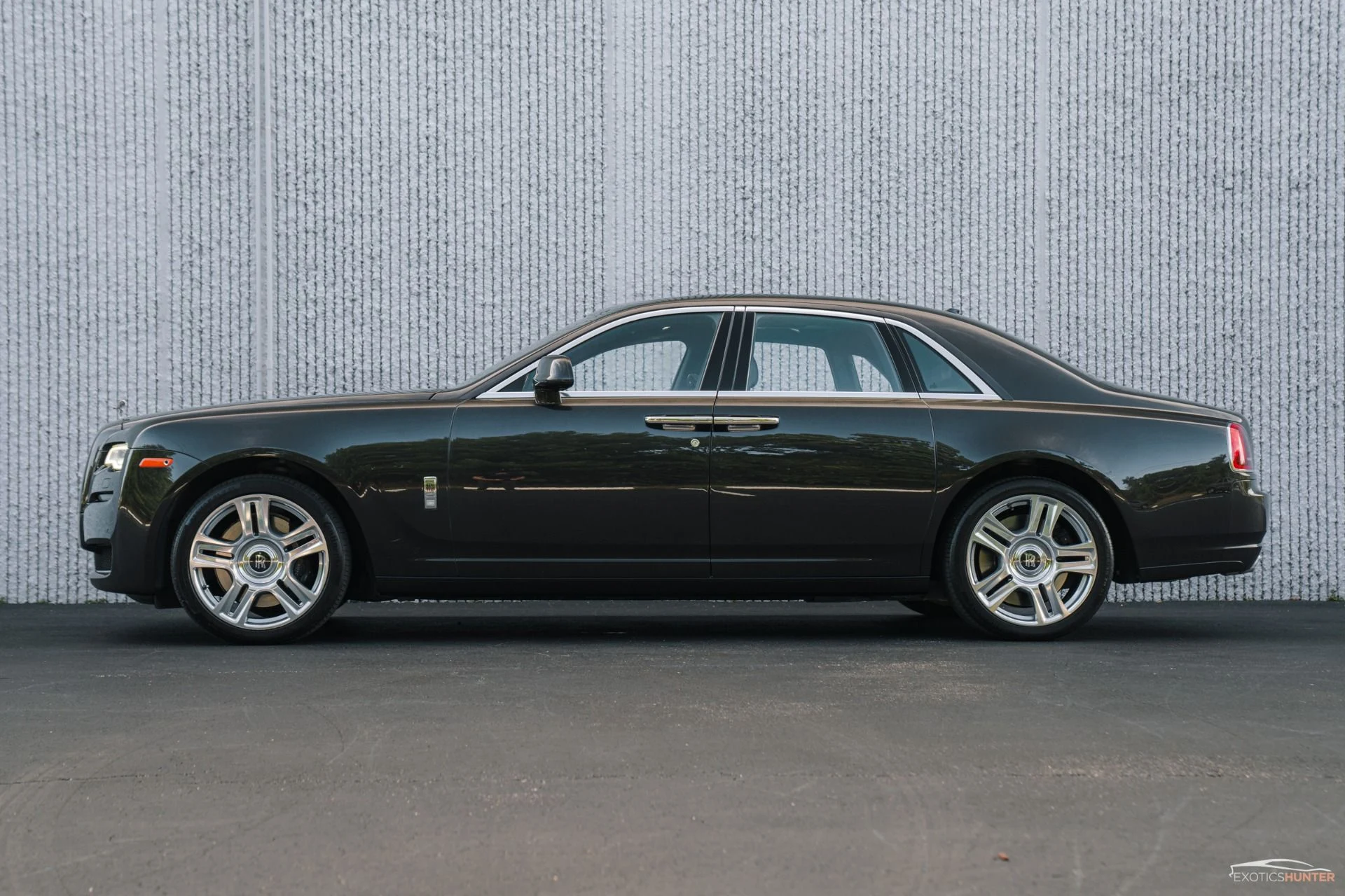 mph016_4114790477_Used_2015_Rolls_Royce_Ghost_w_Rear_Theatre_Picnic_Tables_1754343569_1922532a23