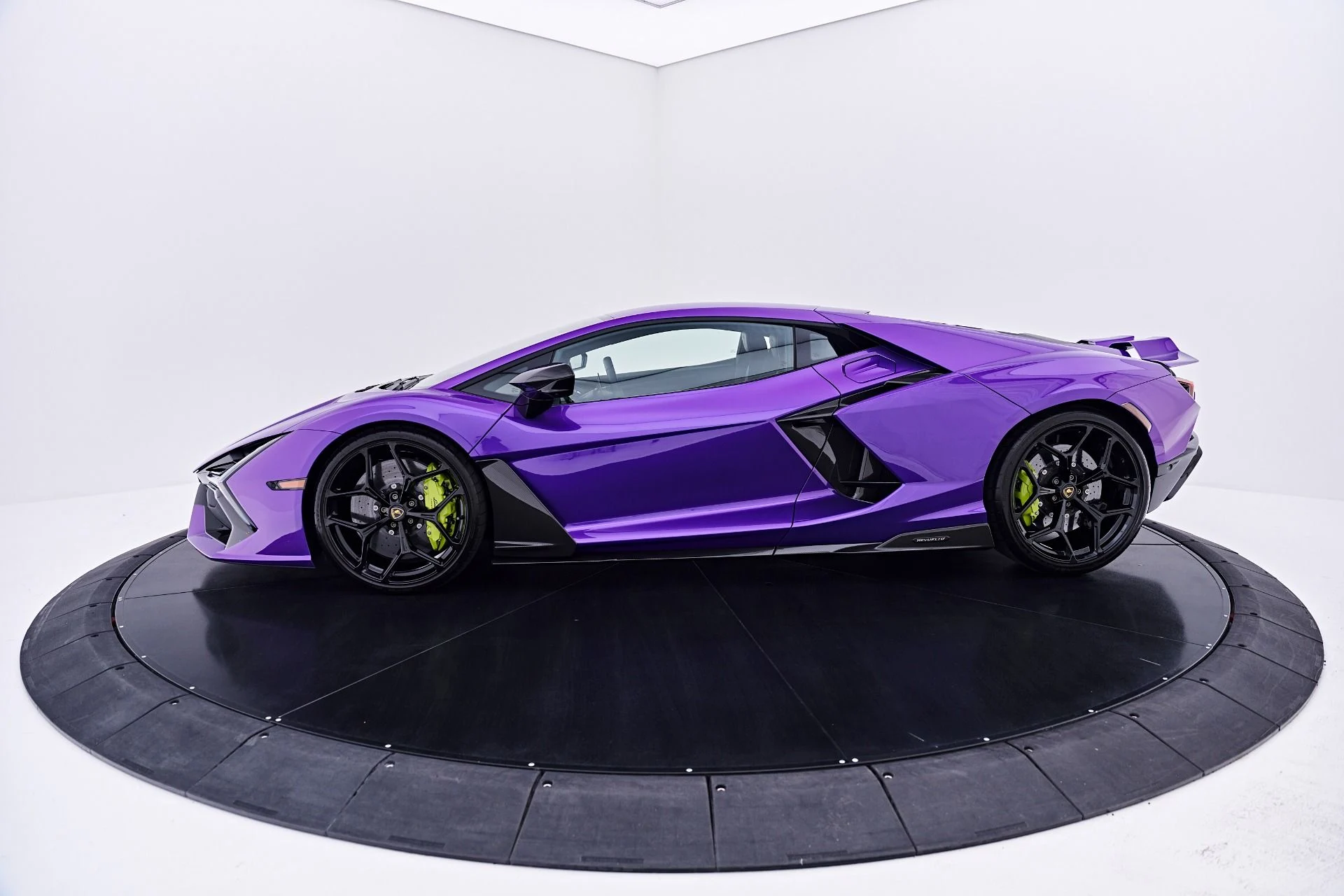 mph016_4132616301_Used_2025_Lamborghini_Revuelto_Base_1784242604_448d092b99