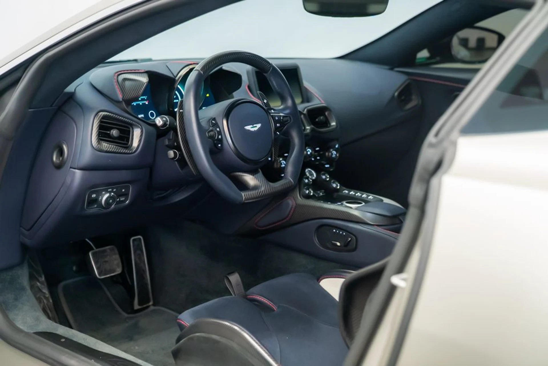 mph016_4152190453_aston_martin_vantage_2023_jpg_v_1773863537_78bd469df9