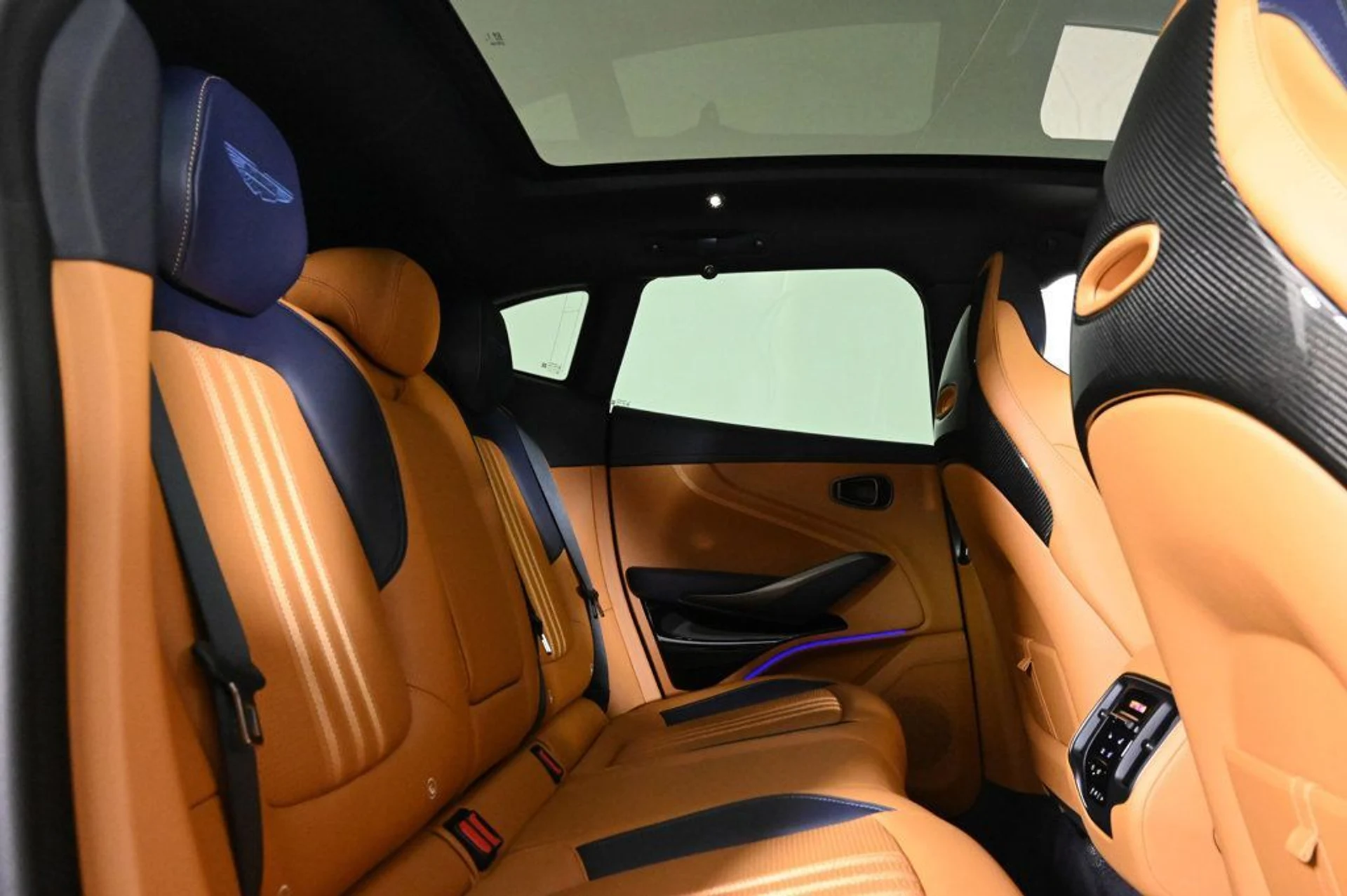 mph016_4182343935_new_2025_aston_martin_dbx_707awd_11350_22933644_16_1024_5f46238a12