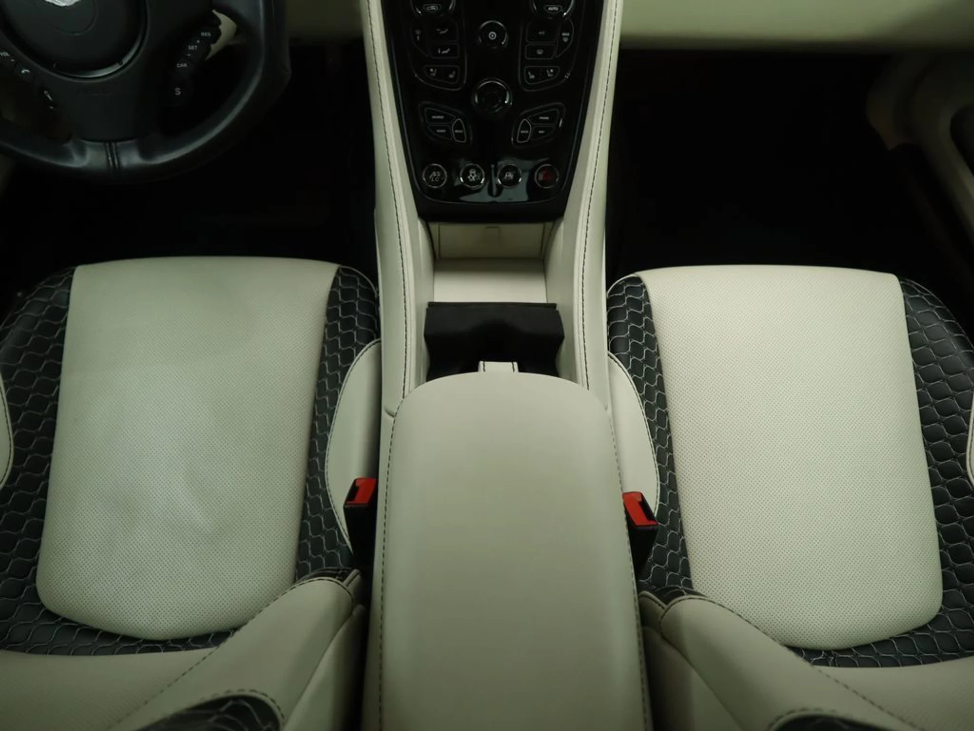 mph016_4191711988_used_2015_aston_martin_vanquish_2drcoupe_8119_22944423_17_1024_a94a3bfdcc