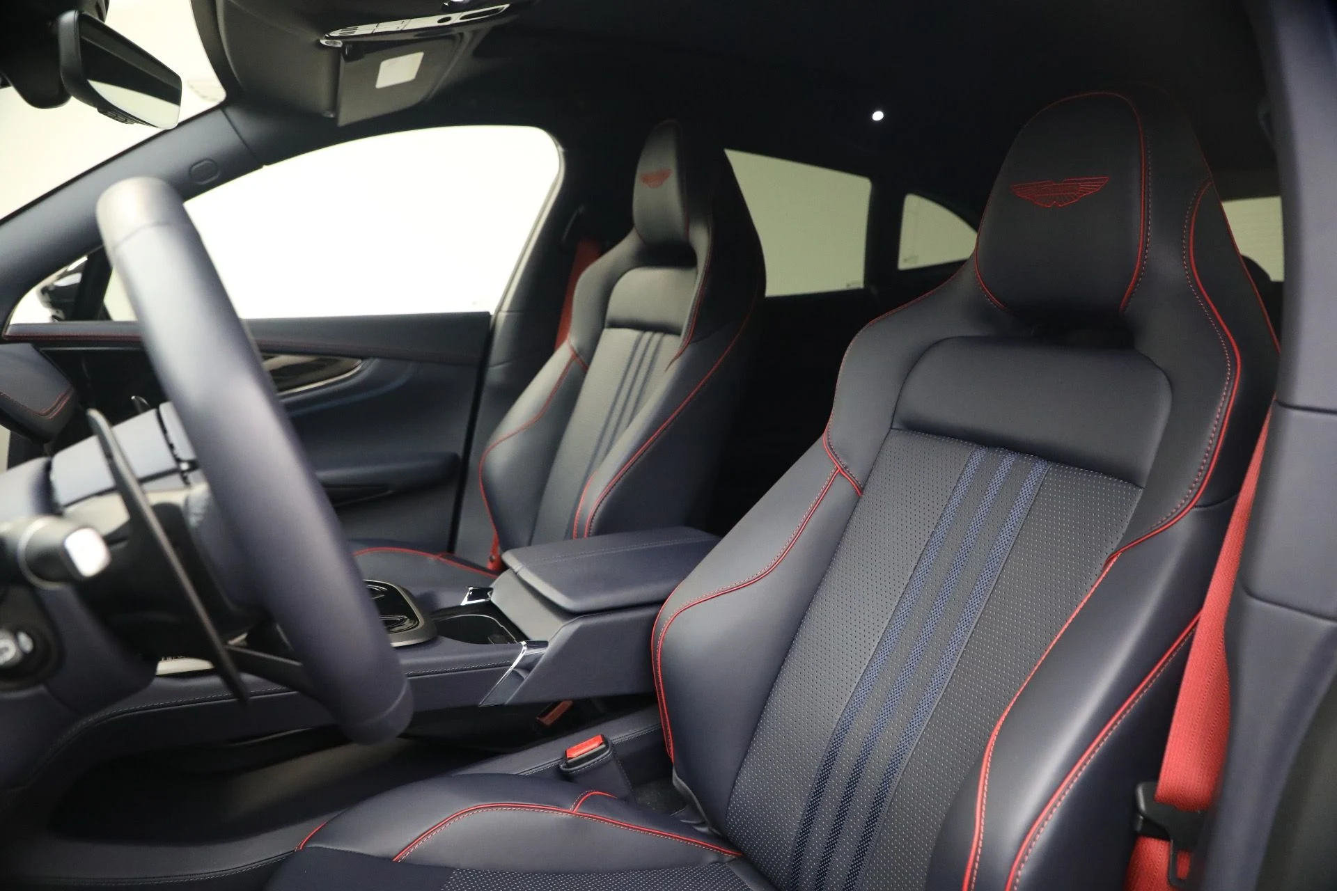 mph016_4201145294_Used_2025_Aston_Martin_DBX_707_1790965010_ea72eb47b5