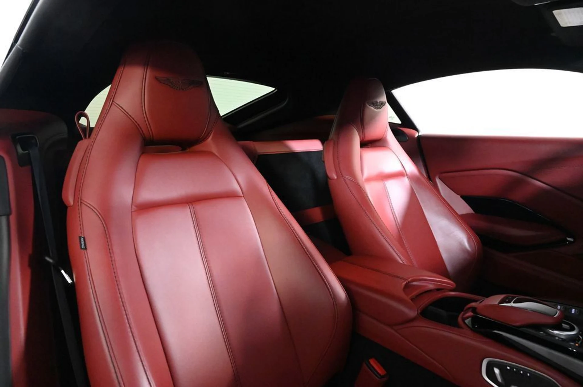 mph016_4230348852_used_2020_aston_martin_vantage_base_11350_23007217_16_1024_cc89206db7