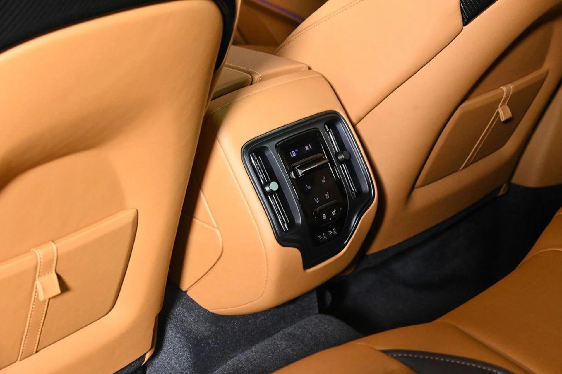 mph016_423424179_new_2026_aston_martin_dbx_707awd_11350_22968776_17_1024_a022e00a01