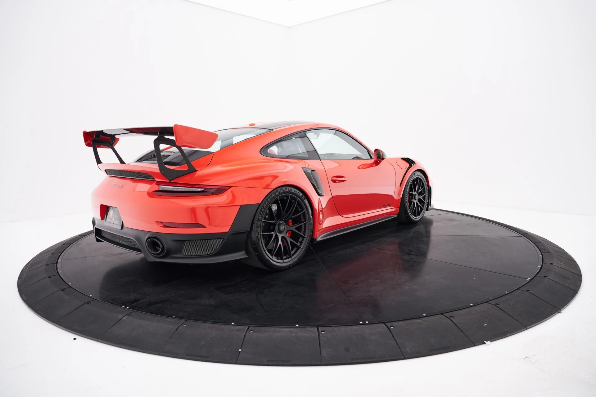 mph016_424140180_Used_2018_Porsche_911_GT_2_RS_1792687082_3ea39fe071