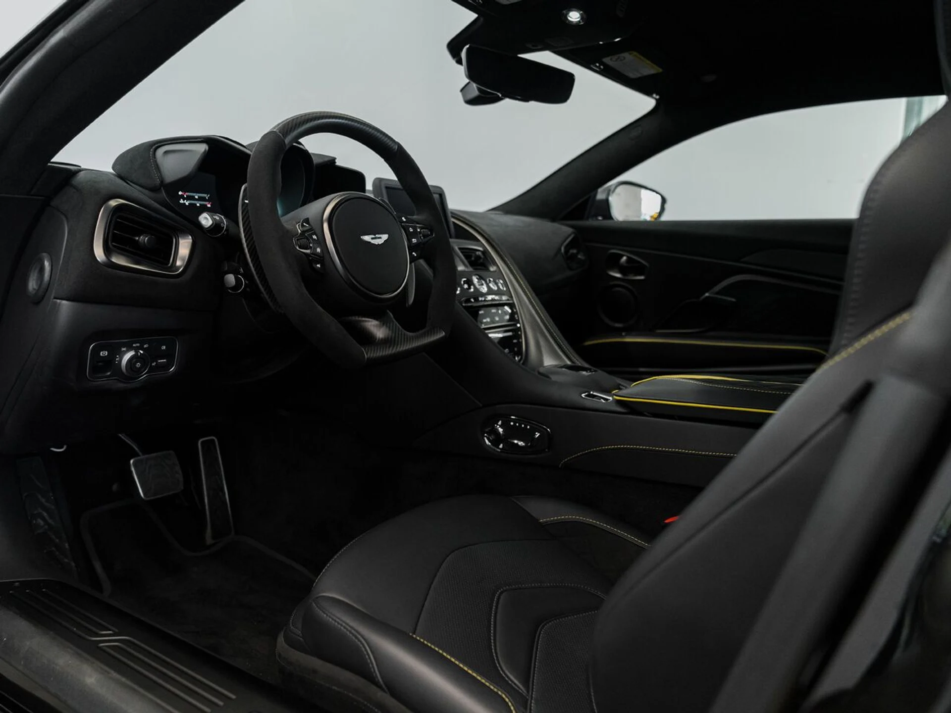 mph016_424402793_aston_martin_dbs_2023_jpg_v_1773863537_9677be816a