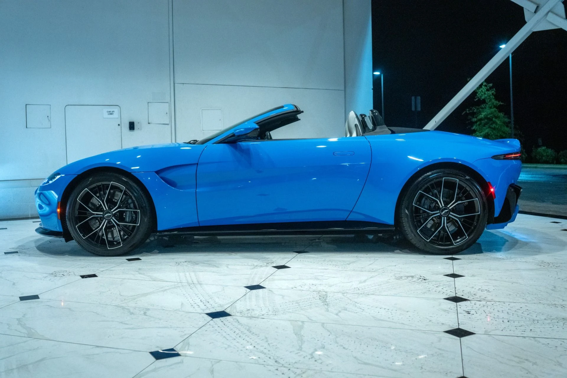 mph016_4276732748_Used_2021_Aston_Martin_Vantage_1790591376_dd5f7ef51d