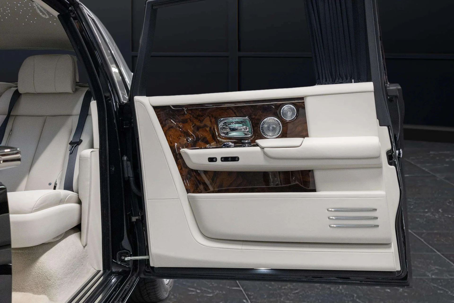 mph016_4285508102_069d46df_6075_4716_aff3_96bbe397df68_202420_Rolls_Royce20_Phantom20_Extended20_Wheelbase2028_SCATT_8_C02_RU_22331429_16_106c44f60a