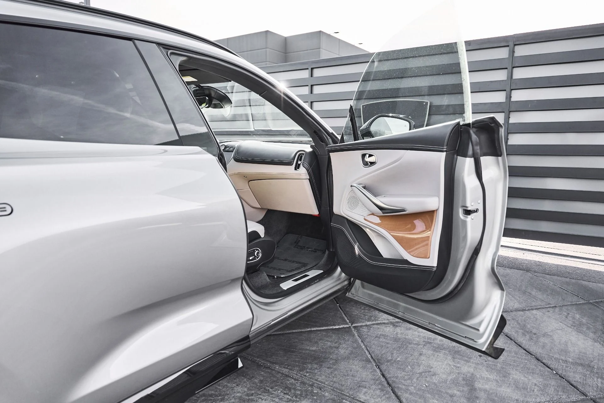 mph016_435801760_Used_2023_Aston_Martin_DBX_707_1774652355_0c15206576