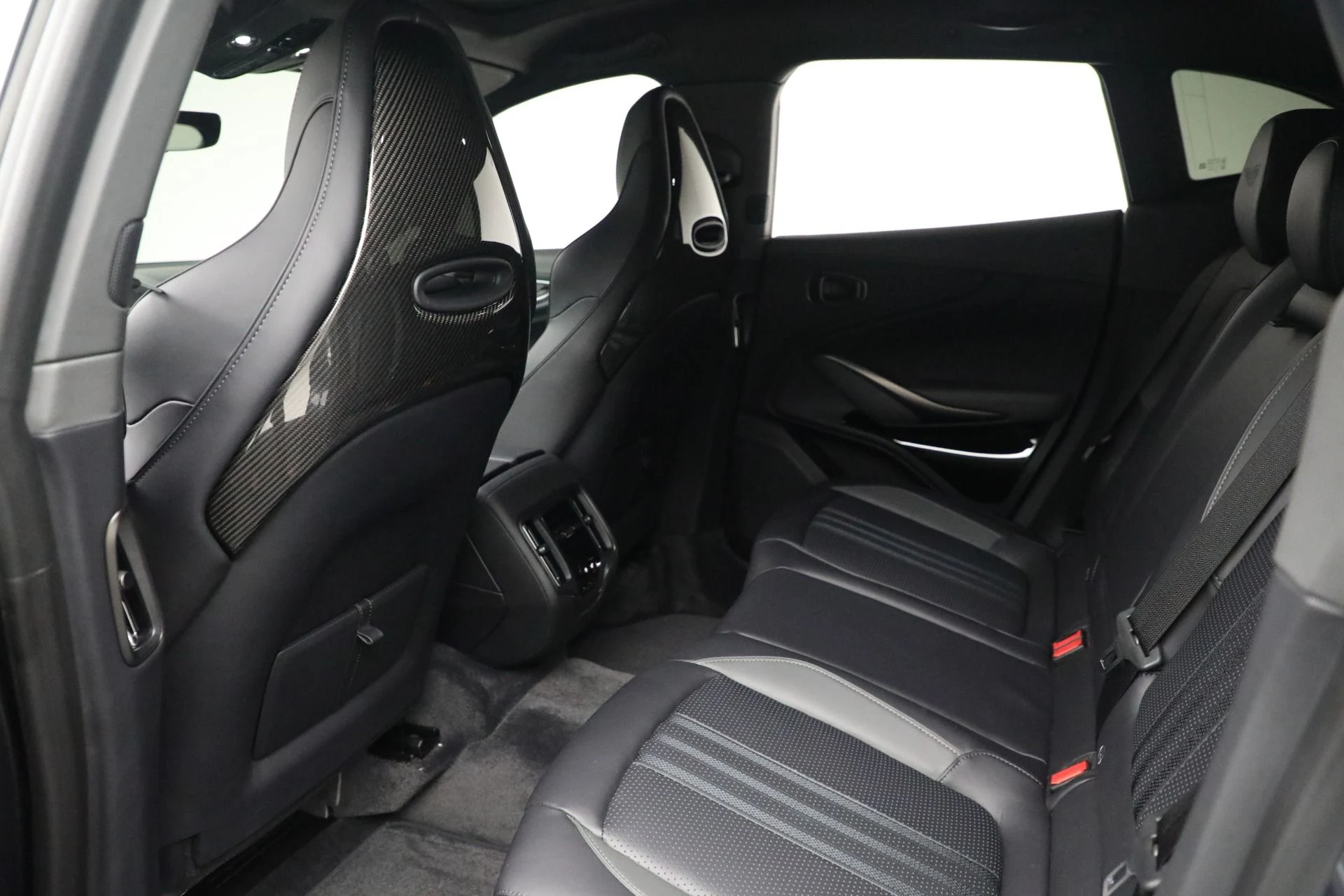 mph016_454165618_New_2025_Aston_Martin_DBX_707_c94f3d1d43
