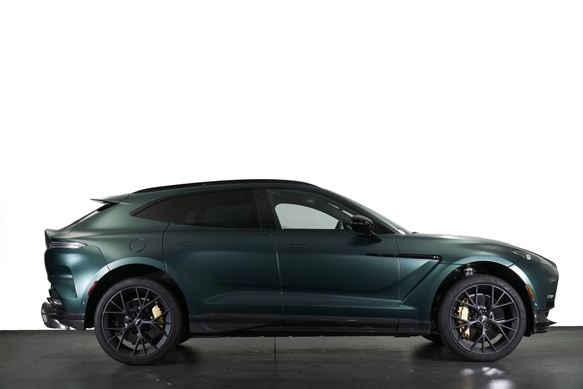 mph016_454412644_Used_2025_Aston_Martin_DBX_707_1768858107_e7672ada24