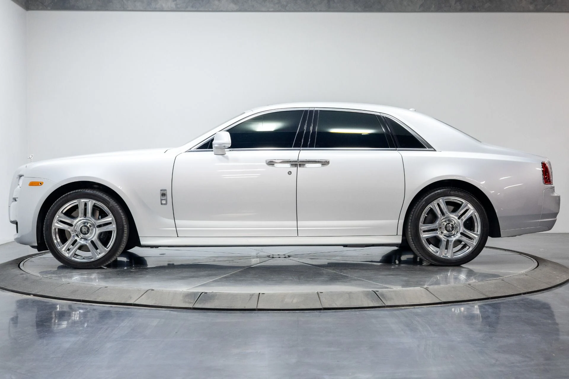 mph016_472338695_Used_2015_Rolls_Royce_Ghost_1760219601_a989a90c8a