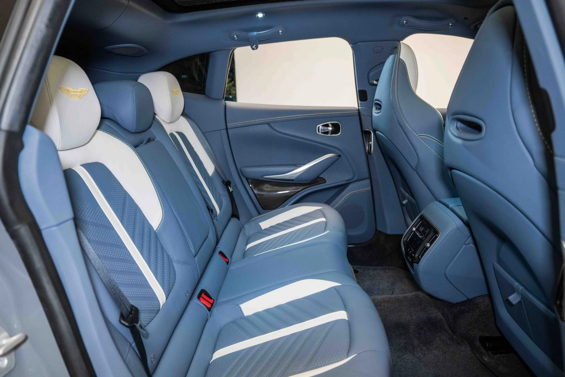 mph016_495275872_Used_2023_Aston_Martin_DBX_707_1728832265_1951560d0b