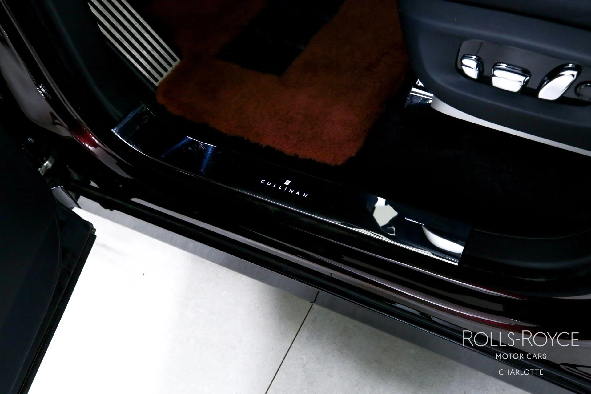 mph016_54438515_Used_2025_Rolls_Royce_Cullinan_1757716745_ad3ce7c549