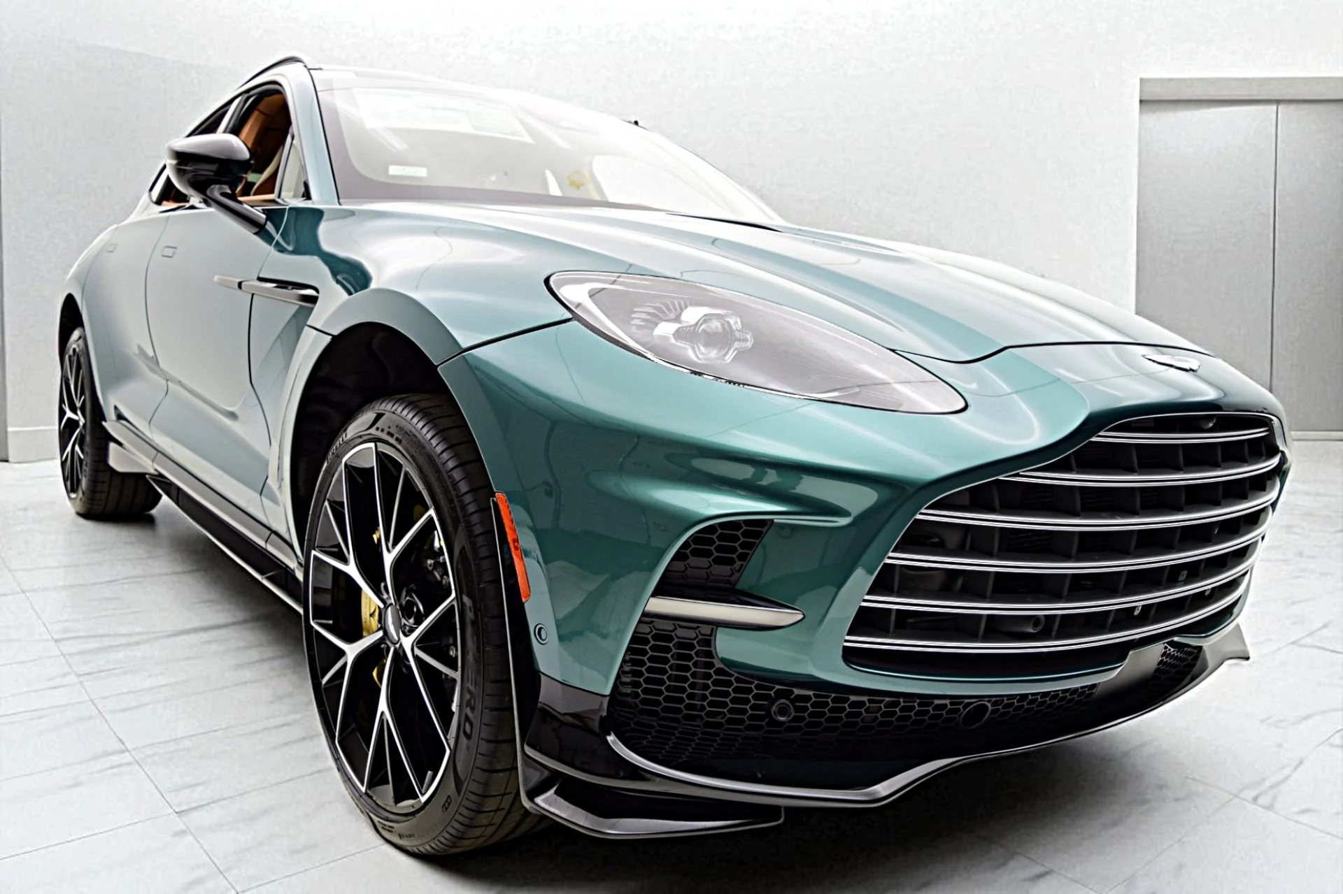 mph016_560136200_New_2025_Aston_Martin_DBX_707_574d316c49