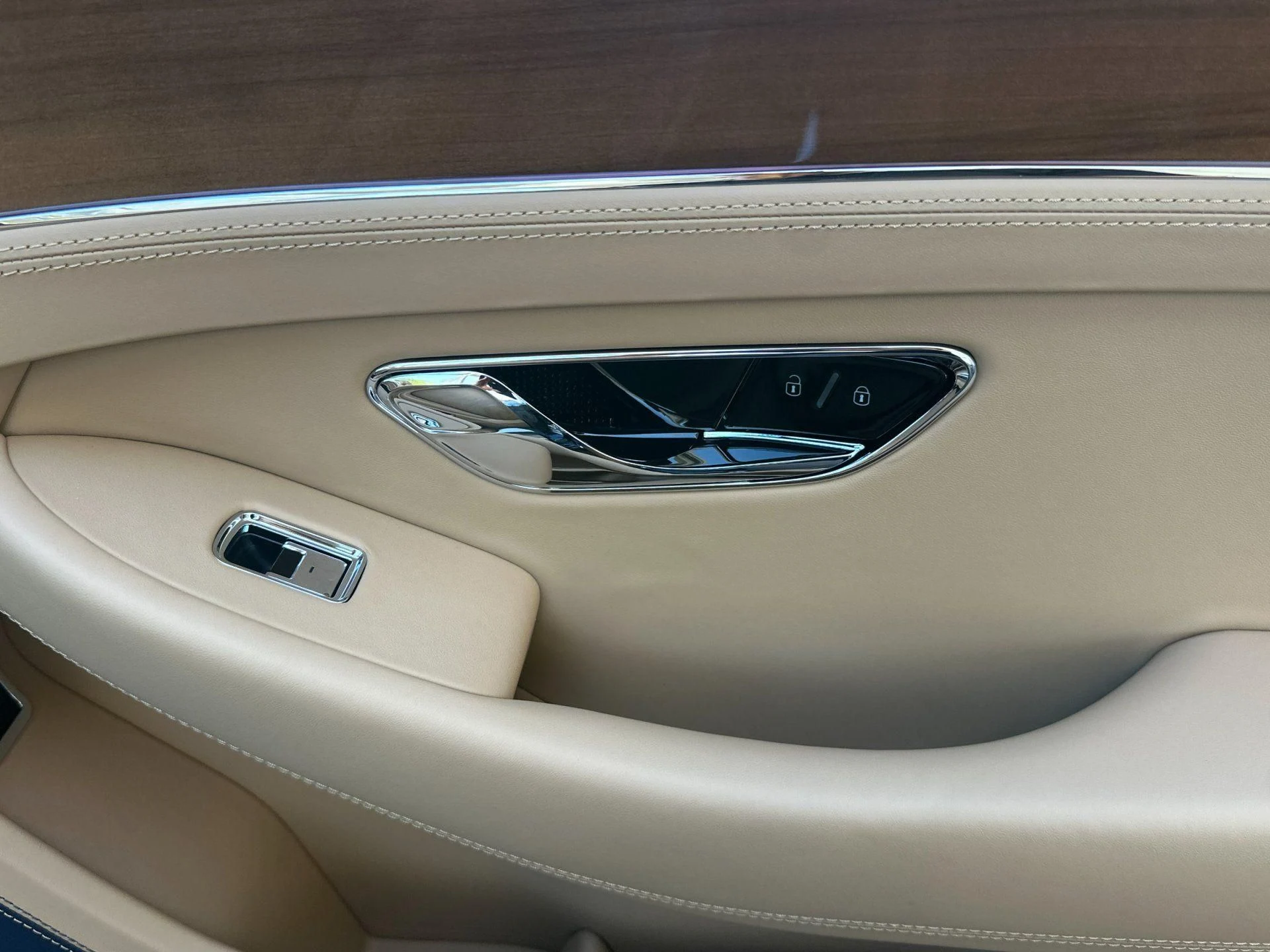 mph016_601893202_New_2026_Bentley_Continental_GTC_1773996518_b829d606b2