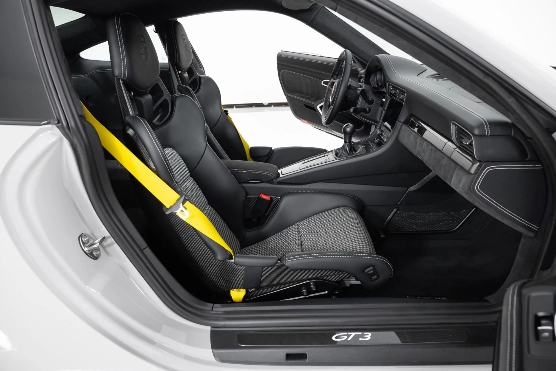 mph016_613567527_Used_2018_Porsche_911_GT_3_1759183086_6ce6094fff