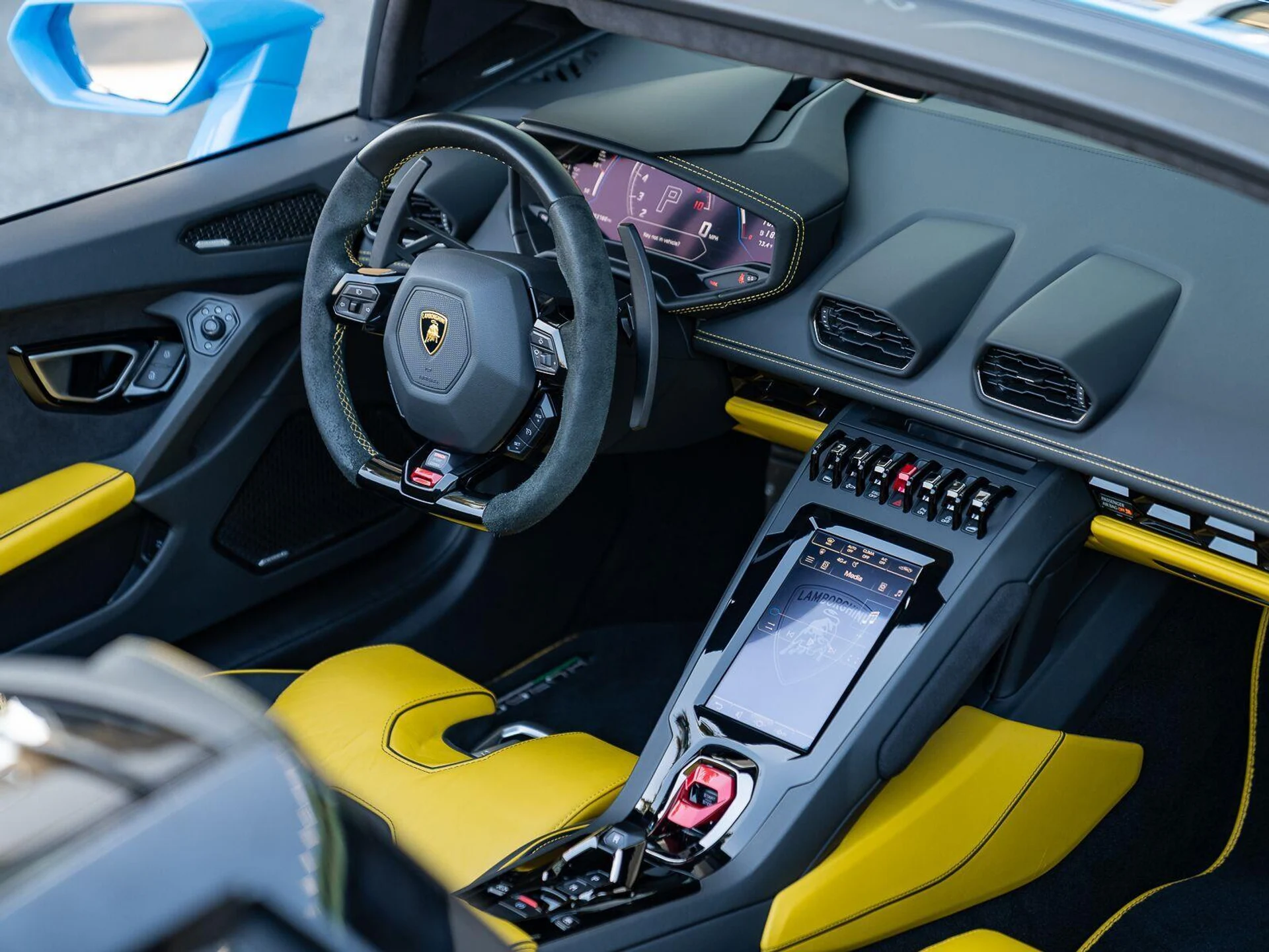 mph016_632384_Used_2022_Lamborghini_Huracan_EVO_Spyder_AWD_1792704189_afe8478b71