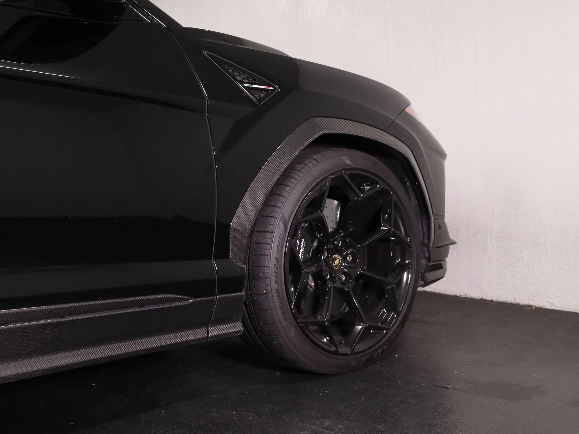 mph016_633151171_Used_2023_Lamborghini_Urus_Performante_1732871957_4e77693126