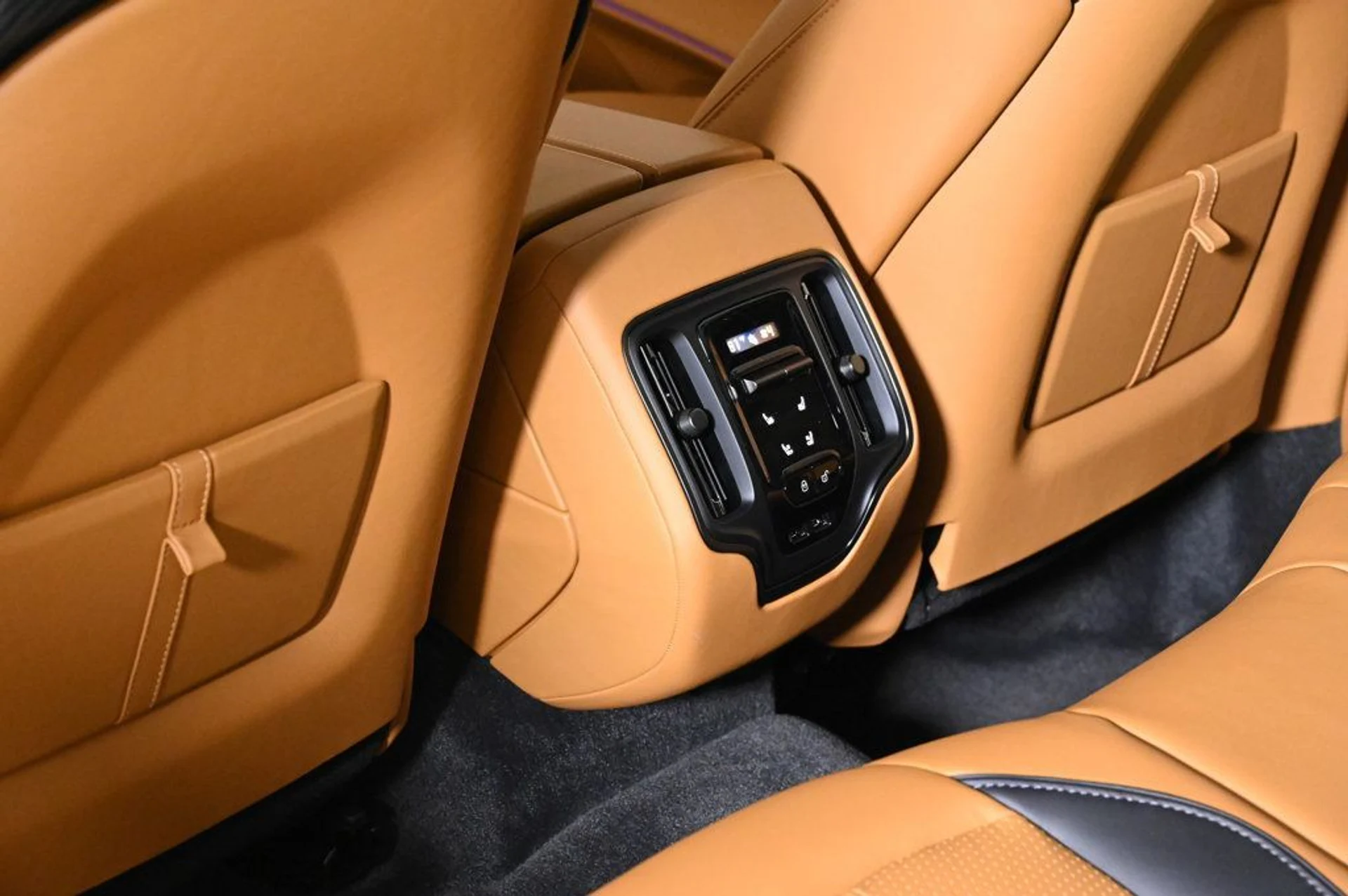 mph016_658366275_new_2025_aston_martin_dbx_707awd_11350_22933621_16_1024_dd337528ad
